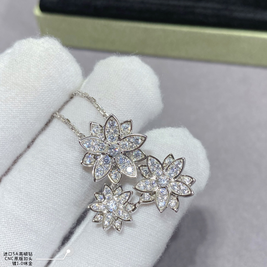 V*N CL*F & arpels lotus necklace