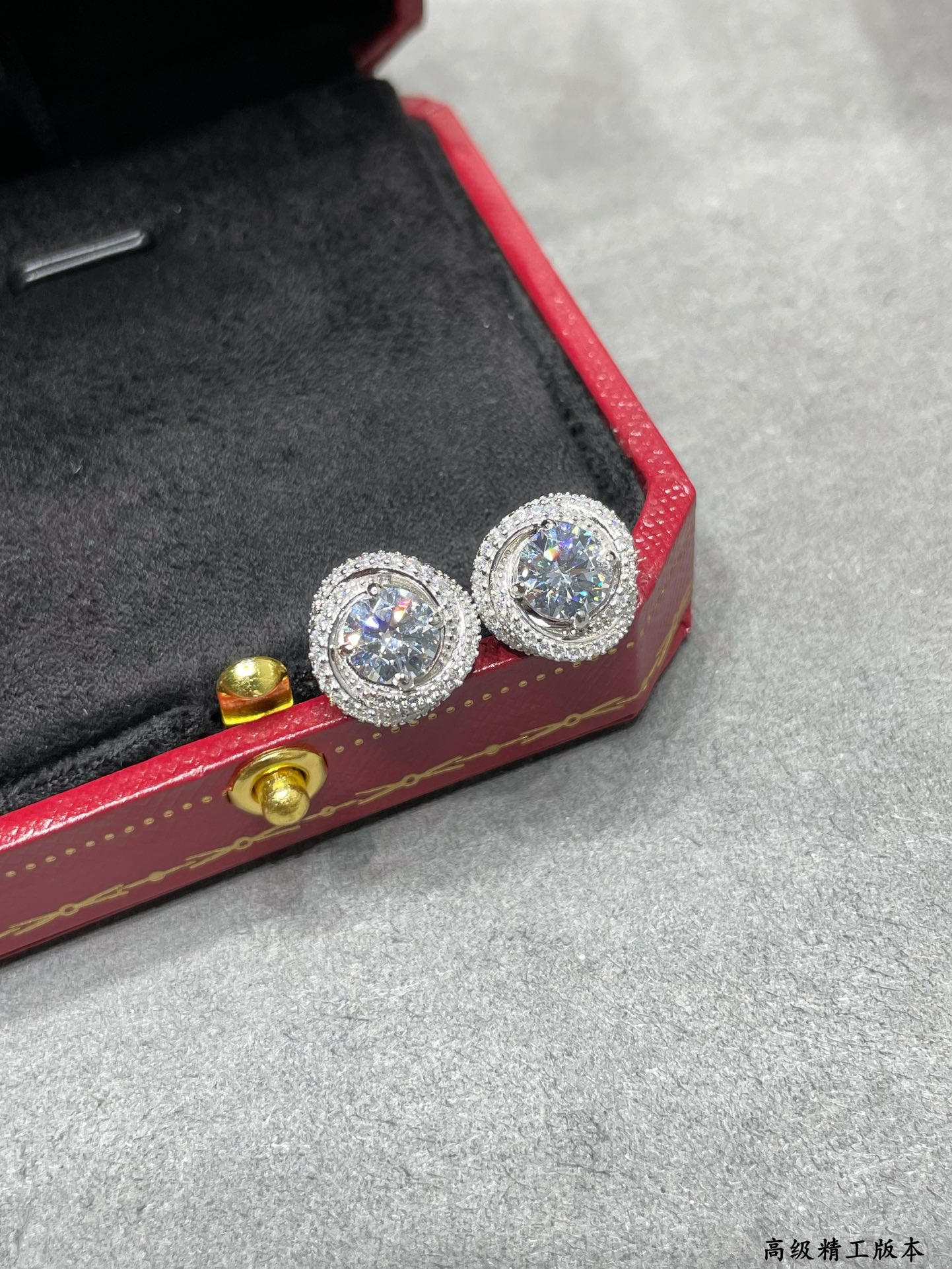 Ca*t*er twist stud earrings