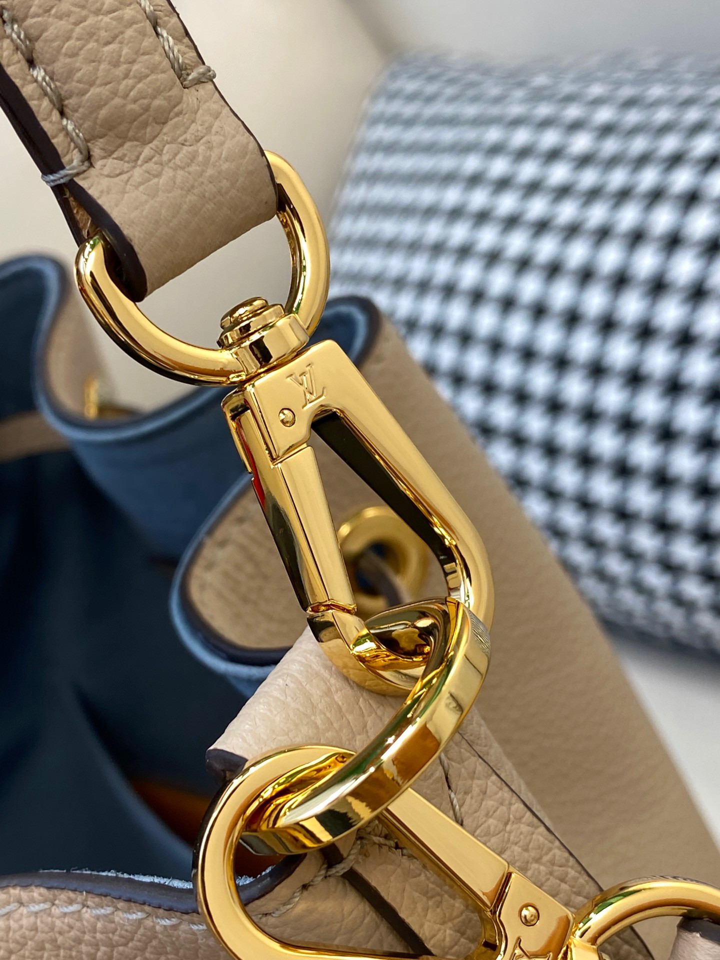 LV LOCKME BUCKET M57688