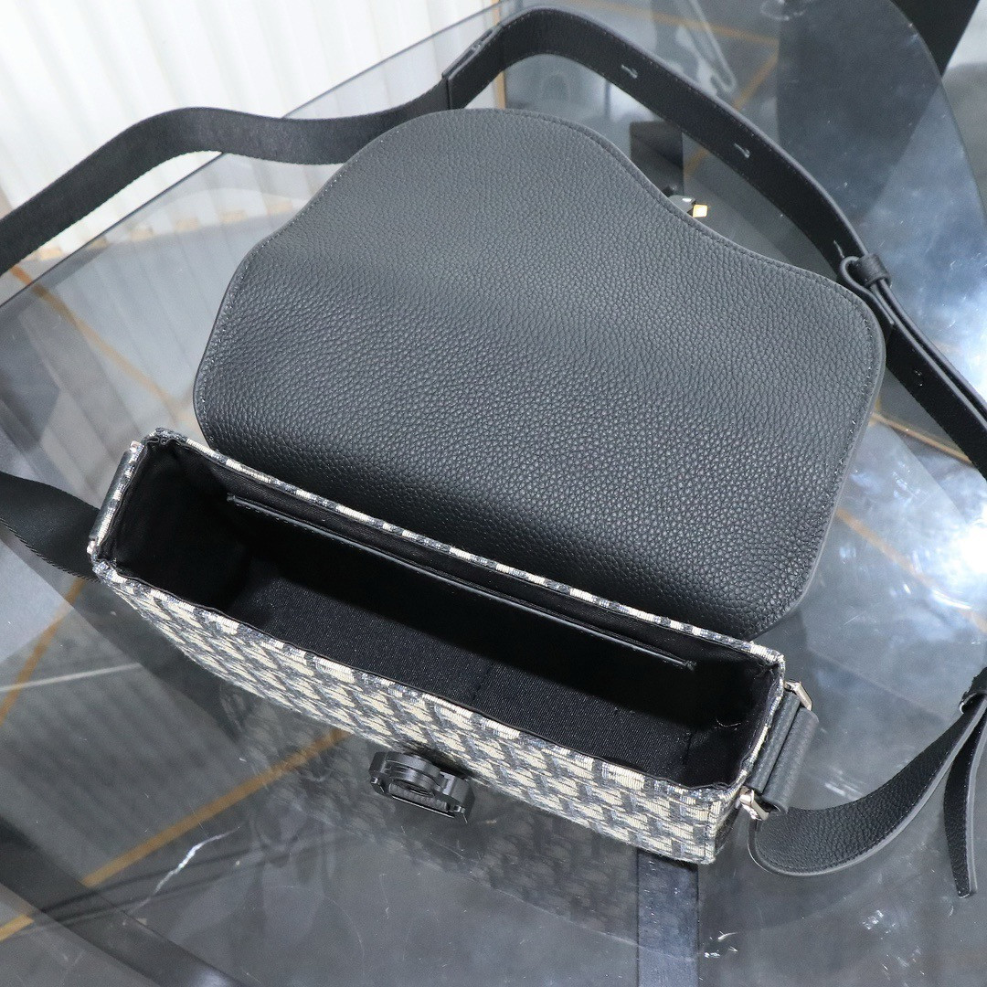 D*or saddle messenger bag with flap 23 x18 x6cm