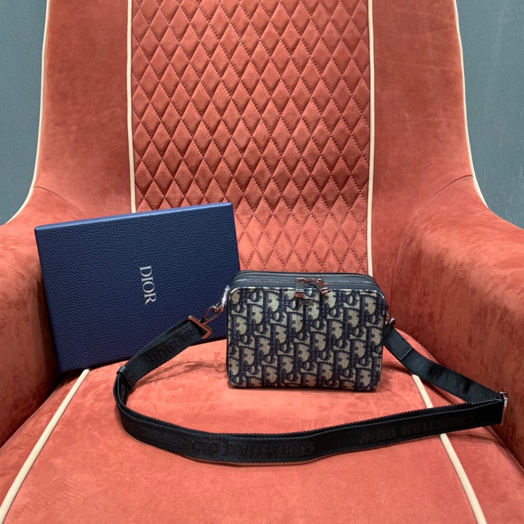 D*or pouch with shoulder strap 17cm
