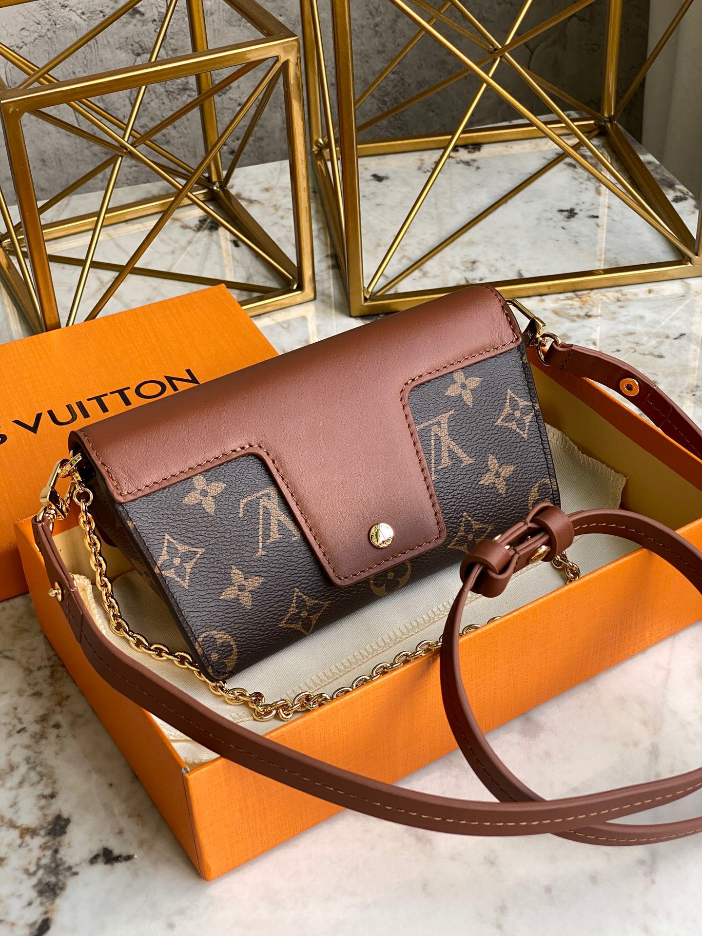 LV PADLOCK ON STRAP M80763