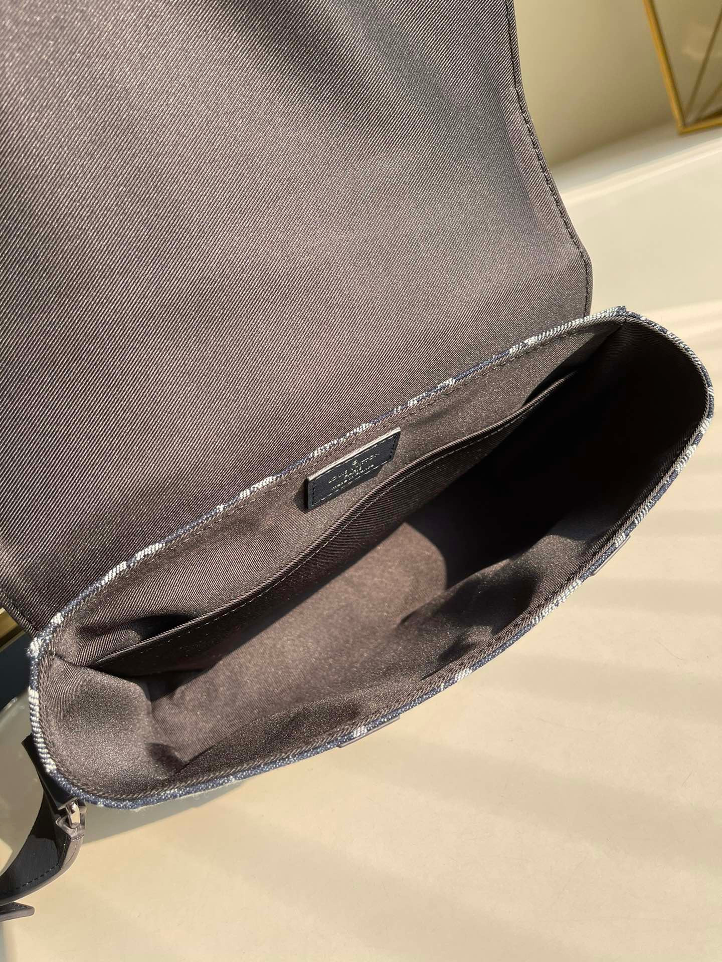 LV TRUNK MESSENGER M57282