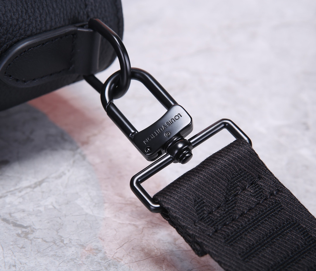 LV CHRISTOPHER TOTE M58479