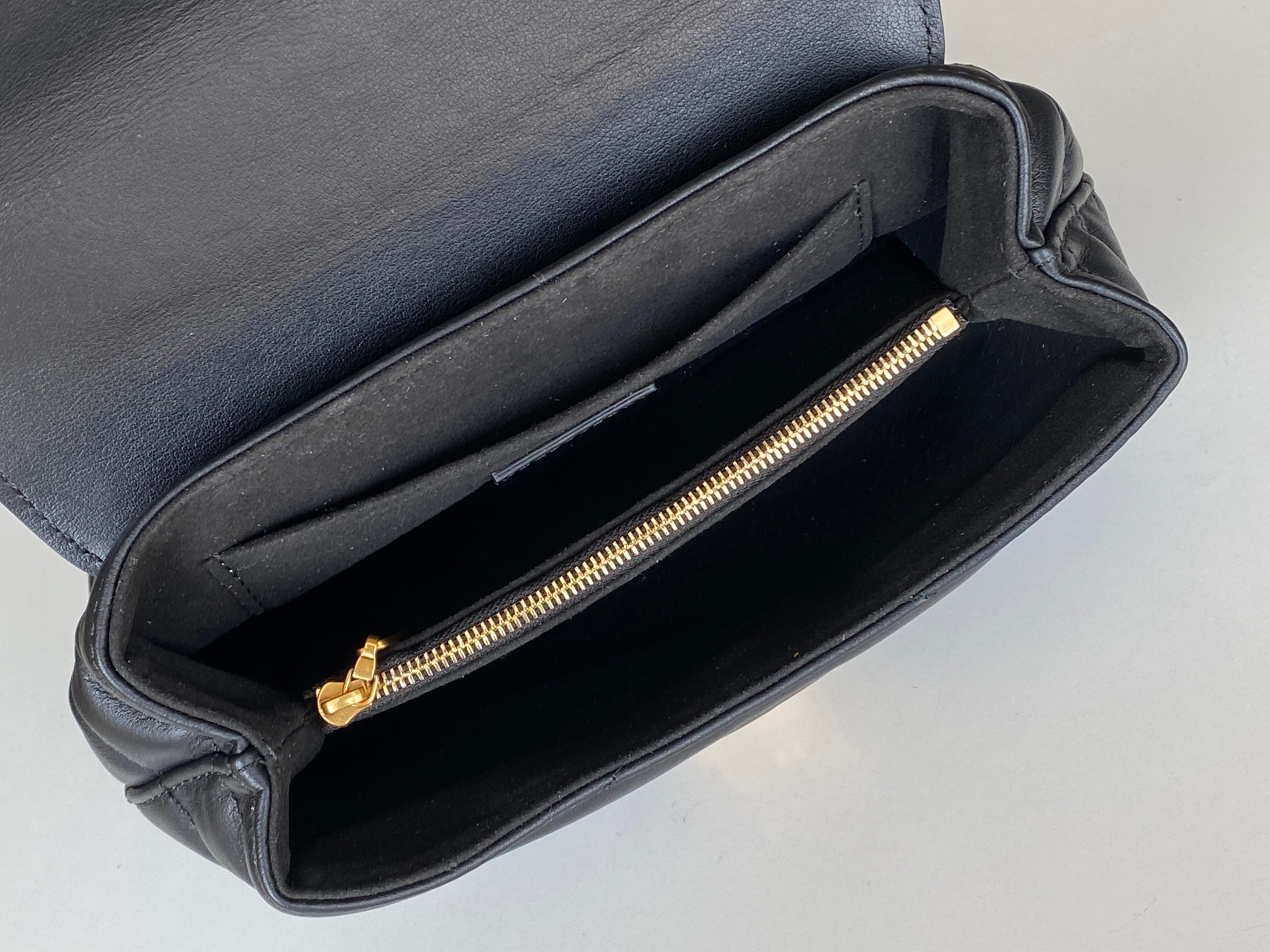 LV HOLD ME M21720 23x15x10cm