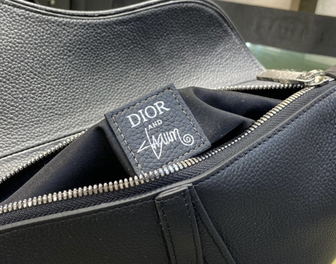 ch**an D*or x shawn stussy grained calfskin saddle 26 x 19 x 4.5 cm