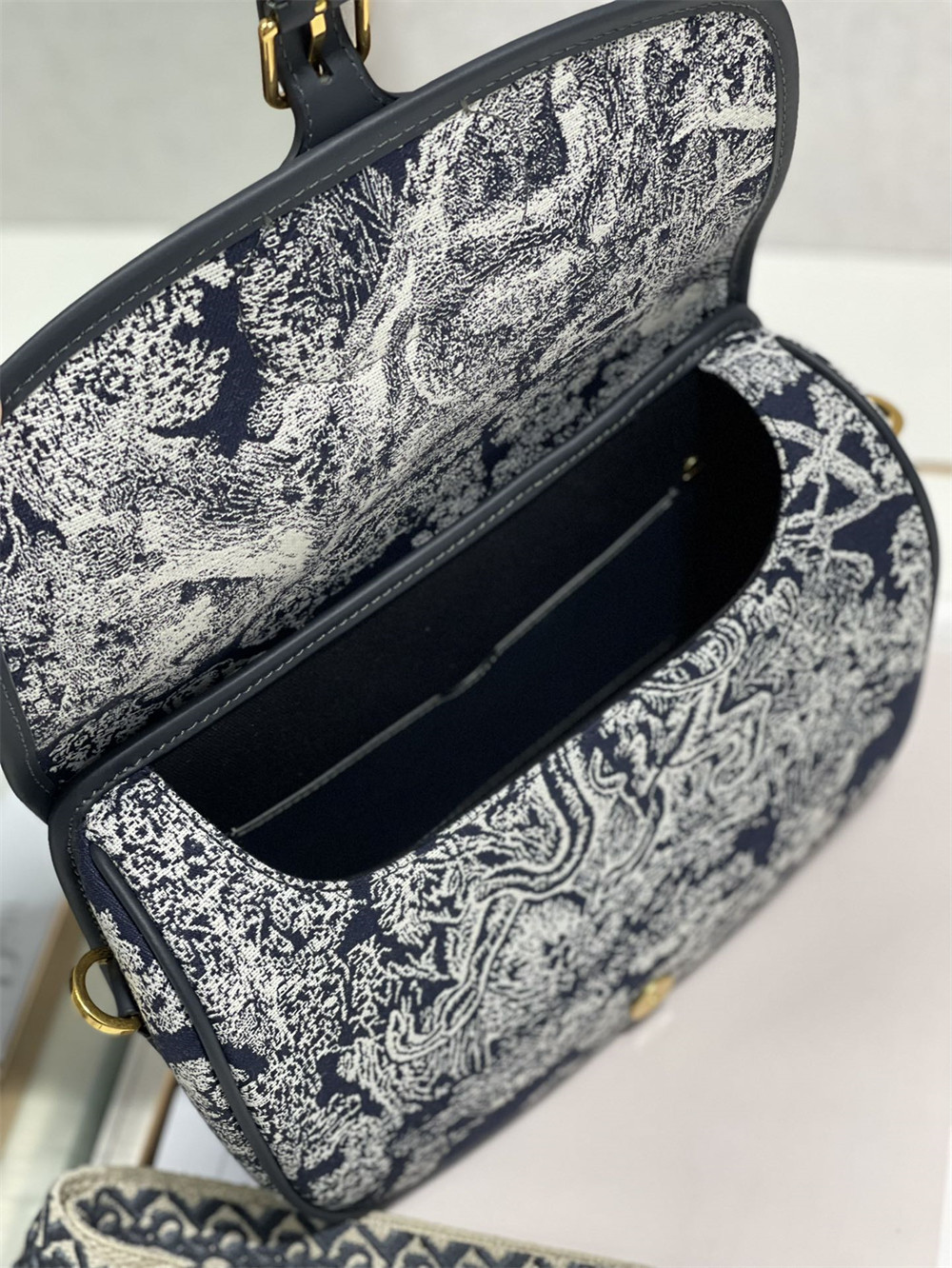 large D*or bobby bag oblique