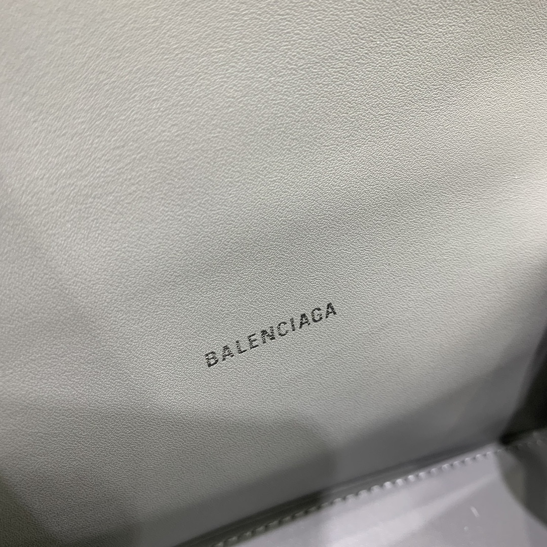 Ba*len*cia*ga women