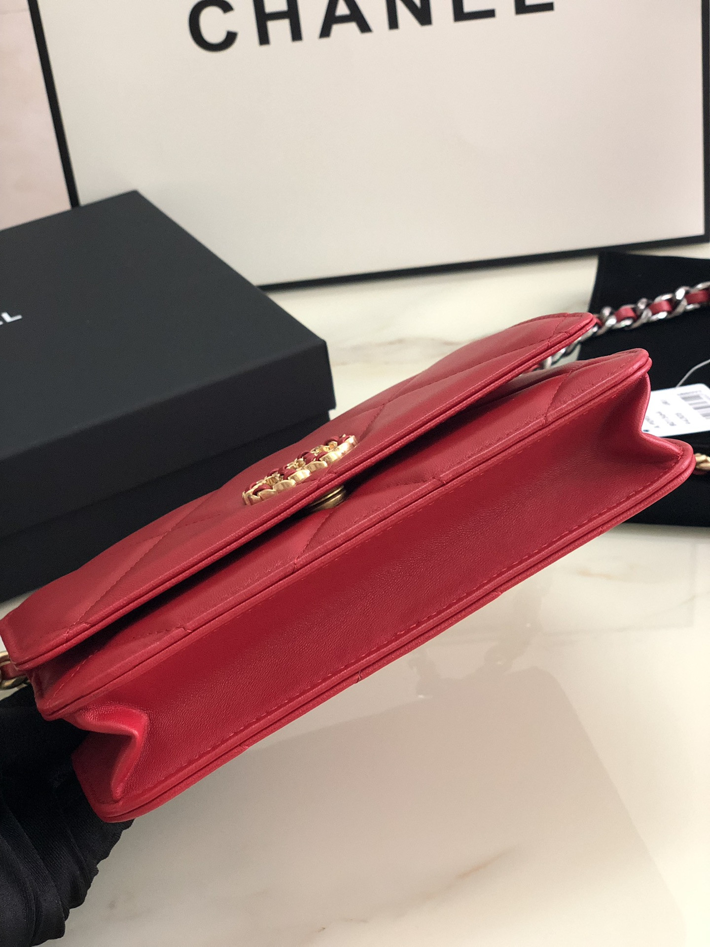 Ch*el classic wallet on chain red 4.8 × 7.5 × 1.4 in