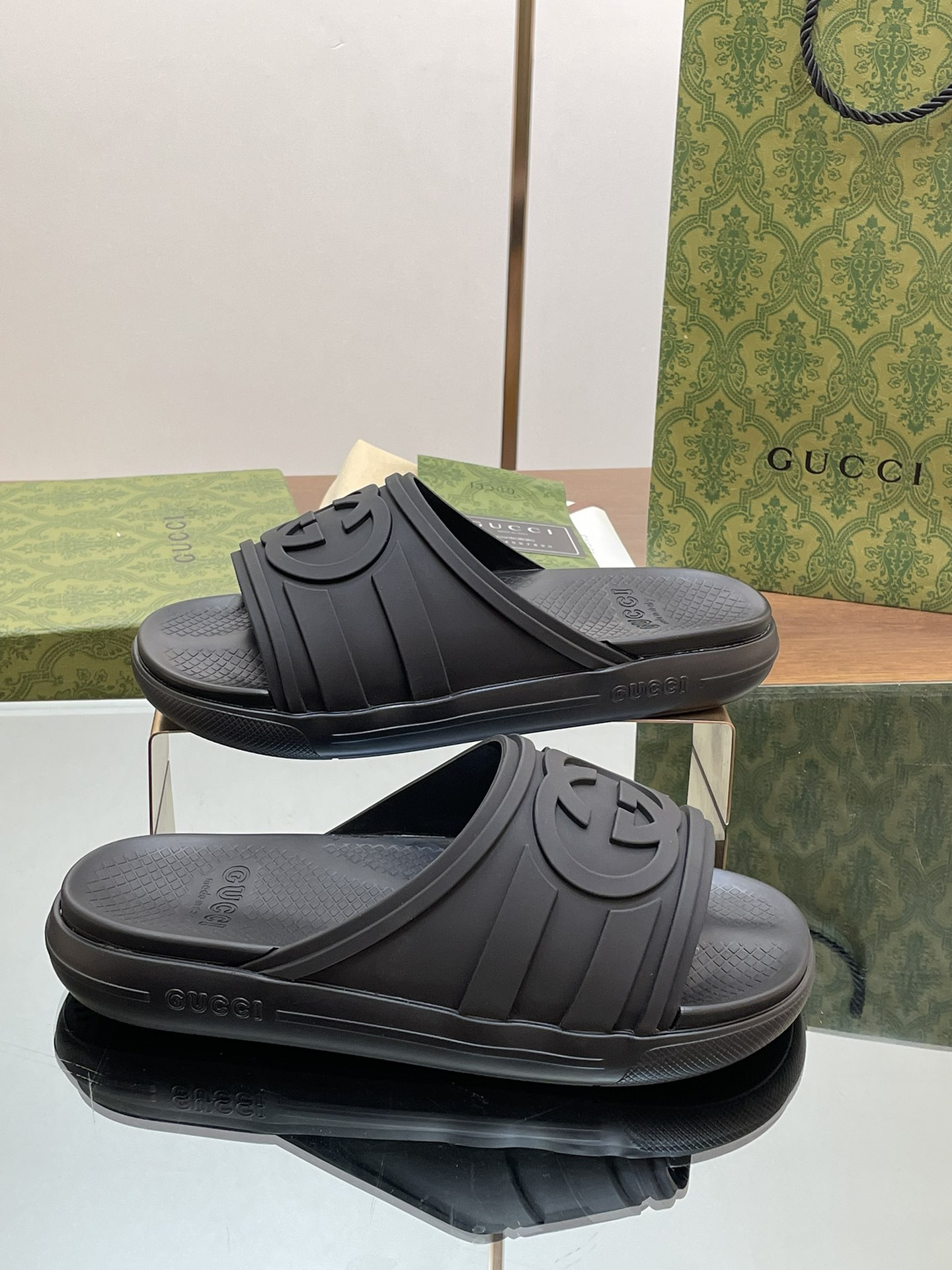 ua G*u*i interlocking g slide sandal