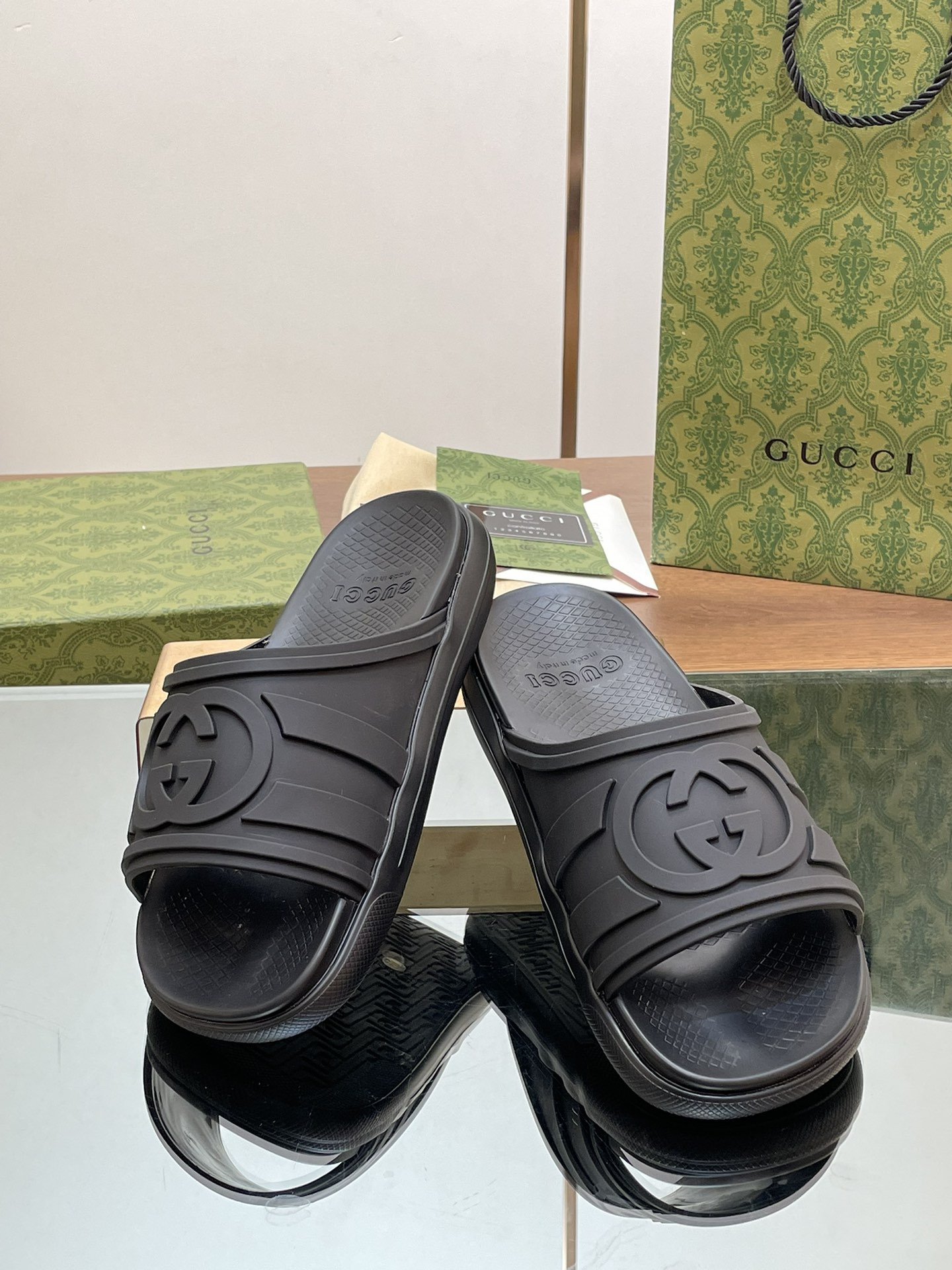 ua G*u*i interlocking g slide sandal