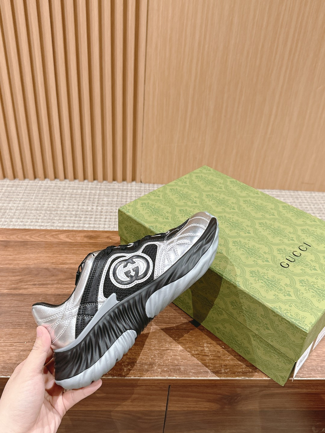 ua G*u*i ripple sneaker