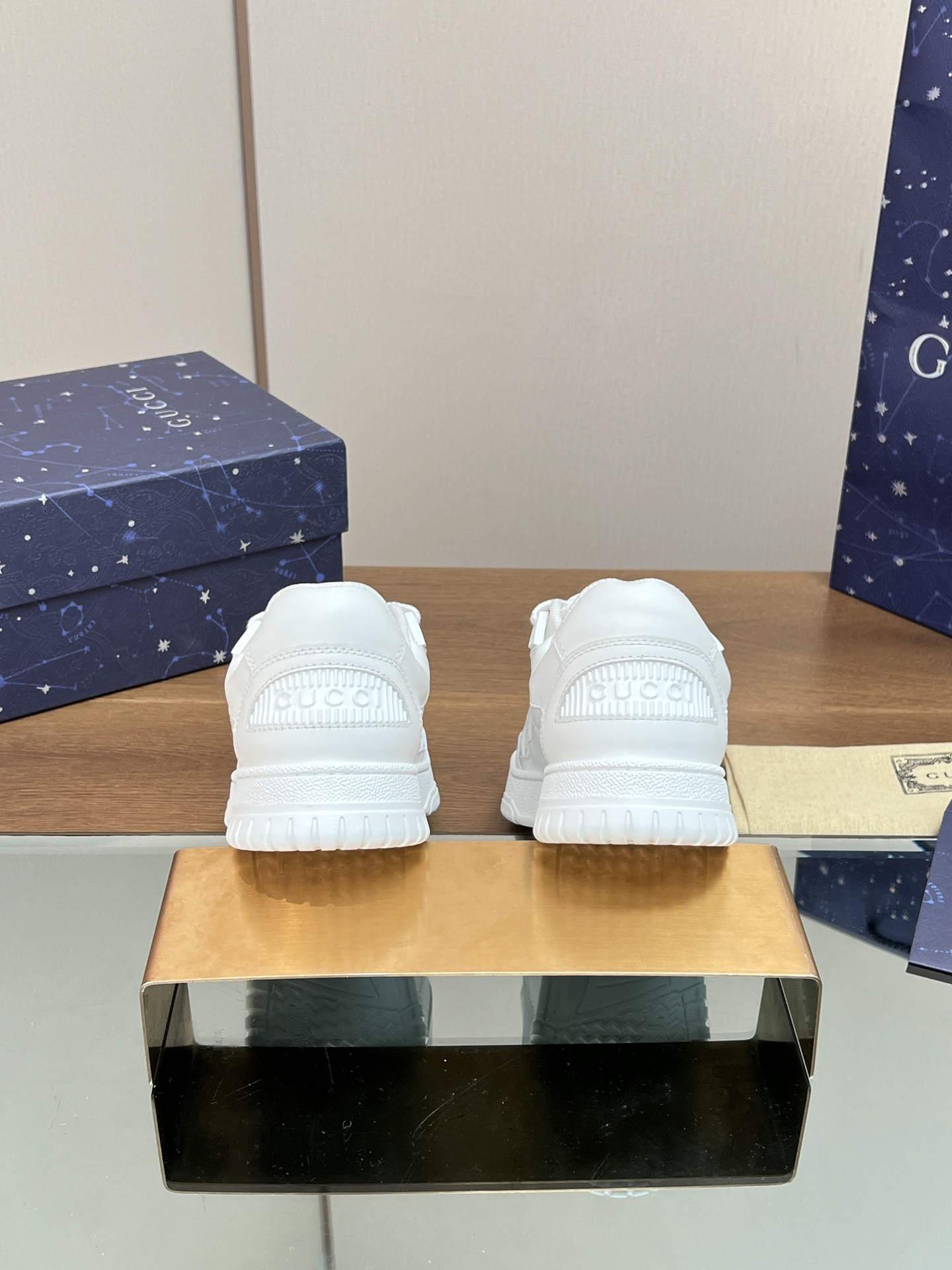 ua G*u*i low-top sneaker