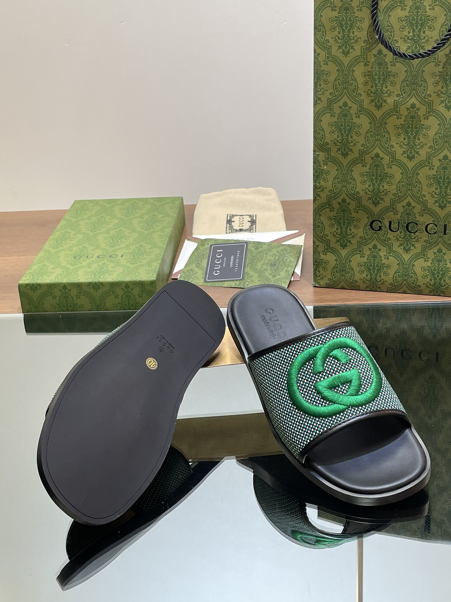 ua G*u*i interlocking g slide sandal