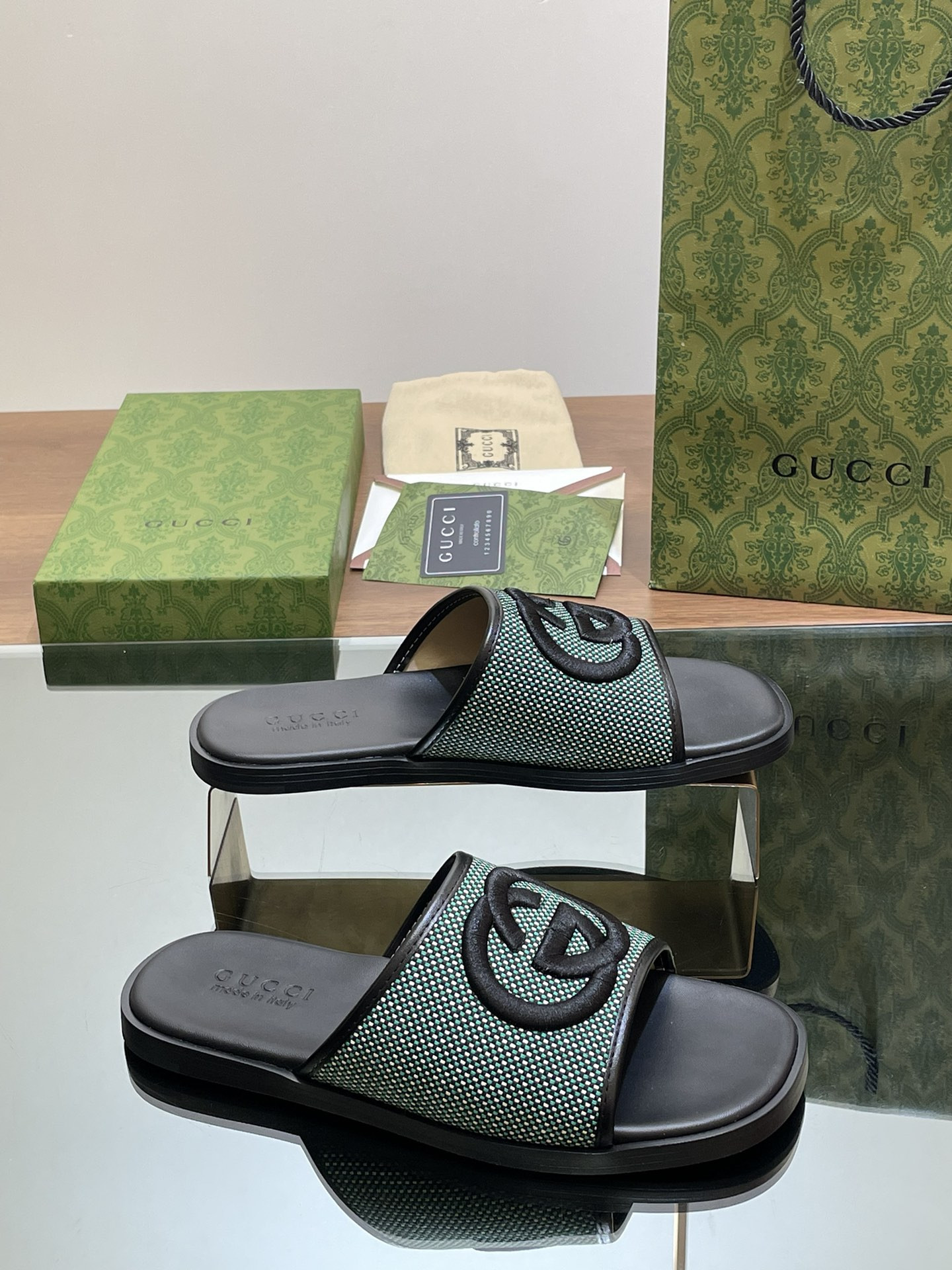 ua G*u*i interlocking g slide sandal