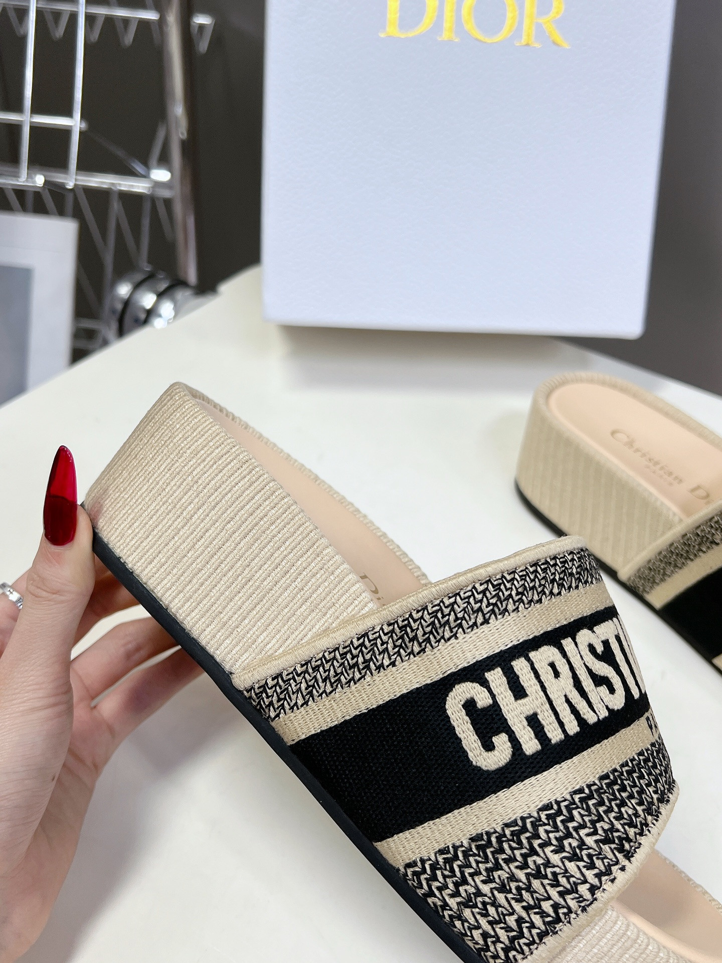 ua D*or platform sandals