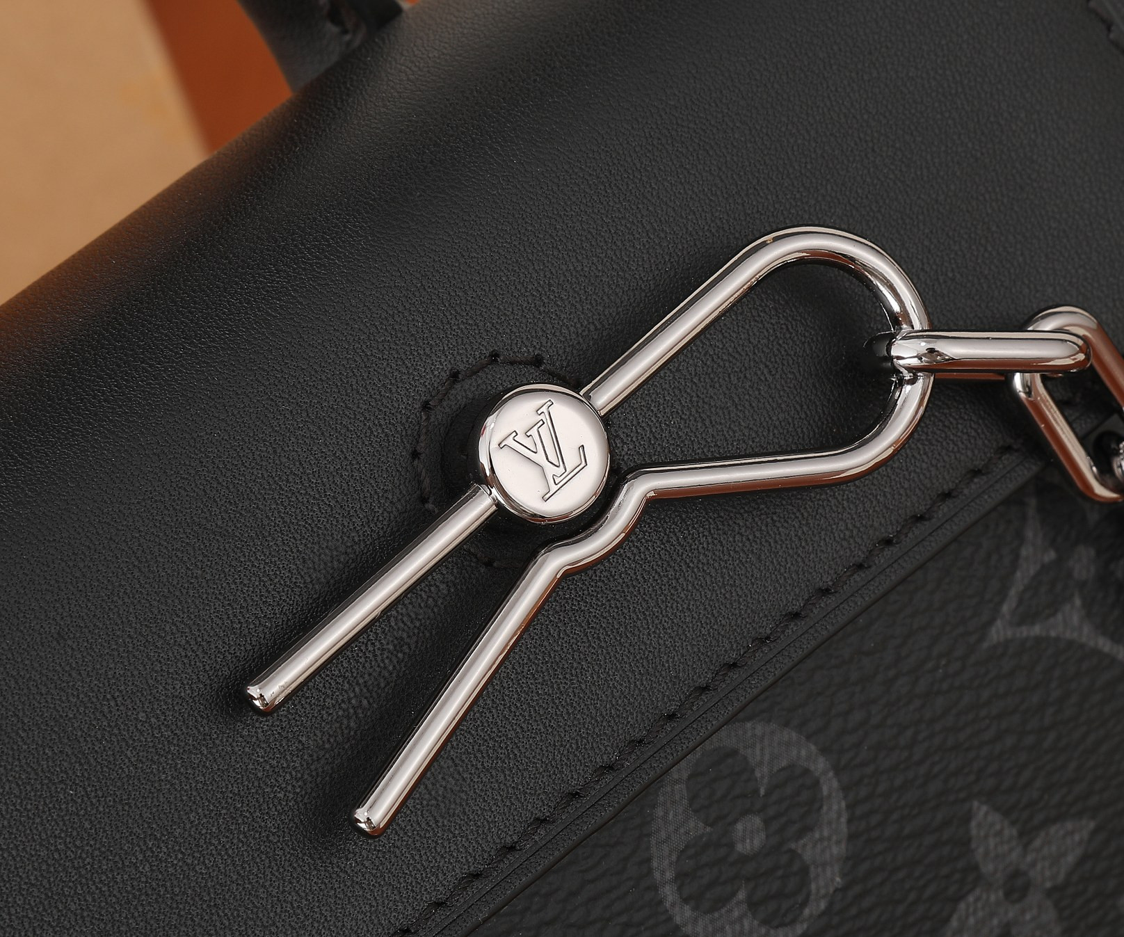 LV Nano Steamer M82774  5.9 x 7.1 x 2.8 in