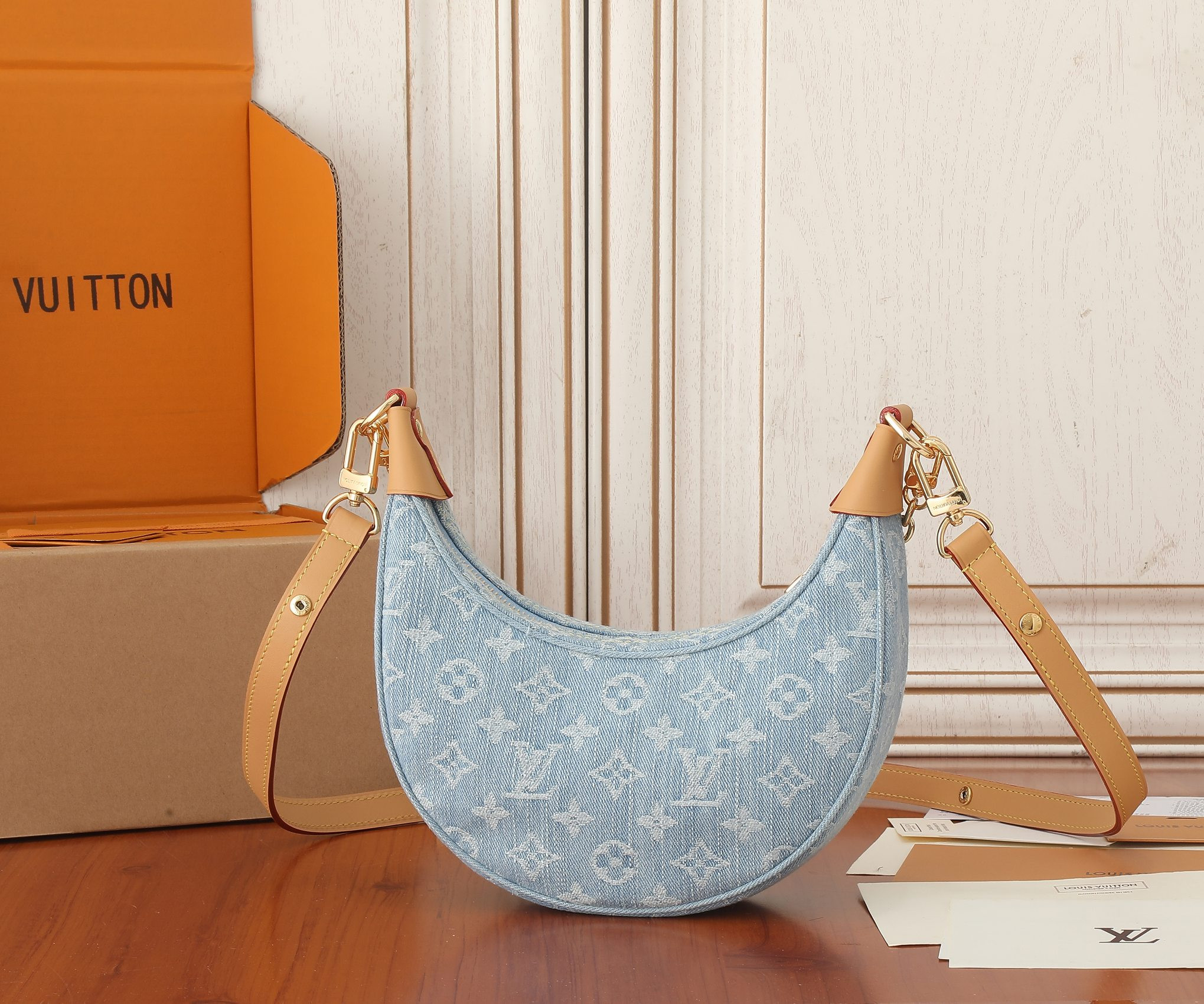 LV Loop M24846 9.1 x 5.1 x 2.4 inches
