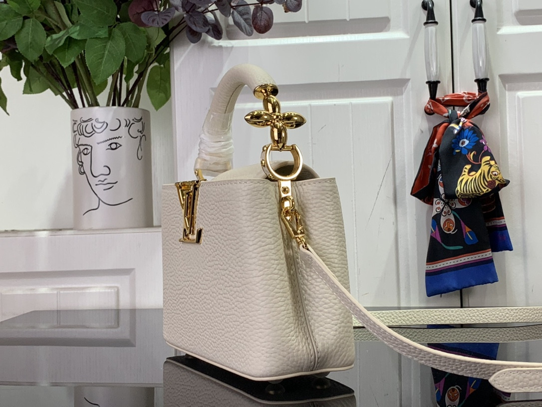 LV Capucines Mini M24981 8.3 x 5.5 x 3.1 inches