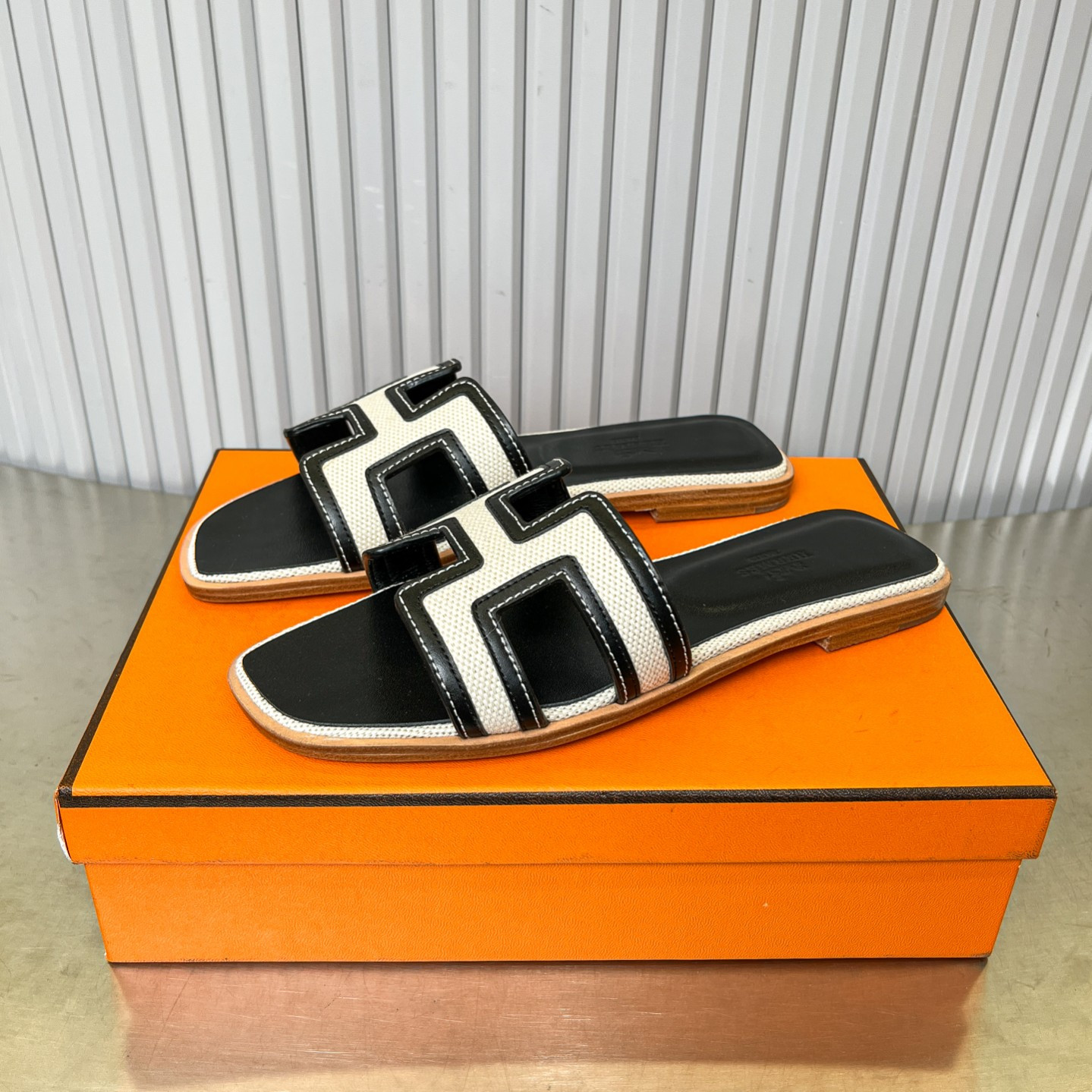 ua H**me5 oran sandal
