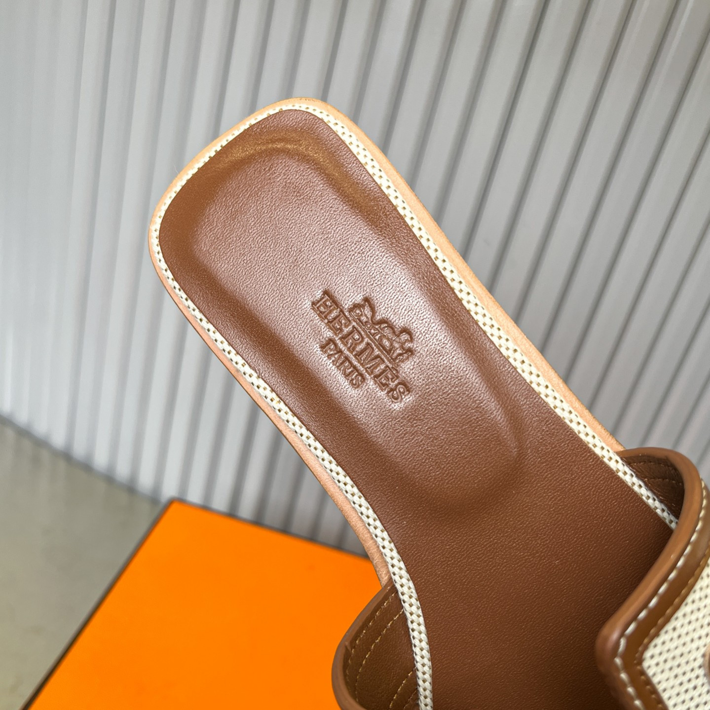 ua H**me5 oran sandal
