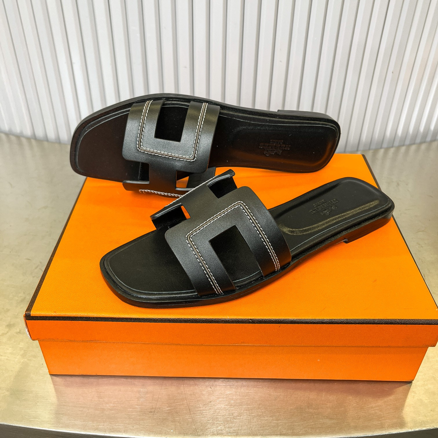 ua H**me5 oran sandal