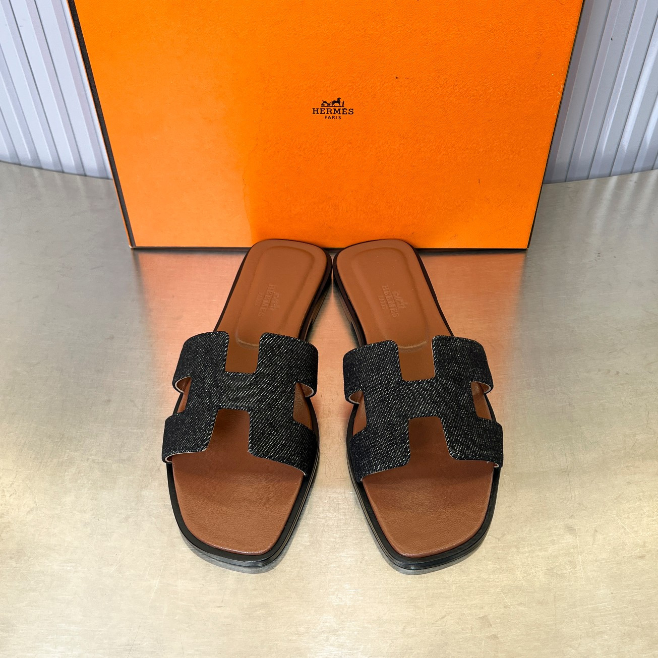 ua H**me5 oran sandal