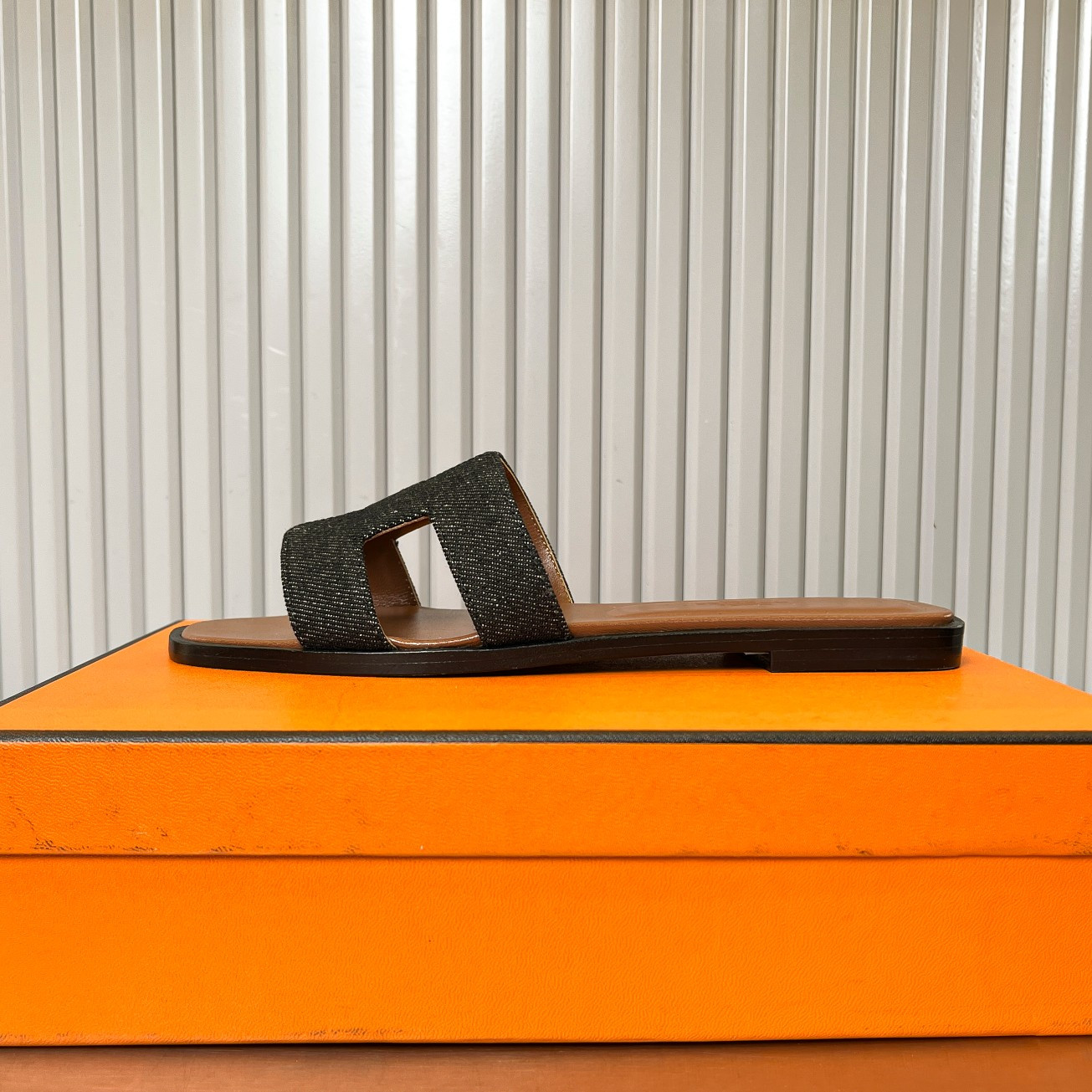 ua H**me5 oran sandal