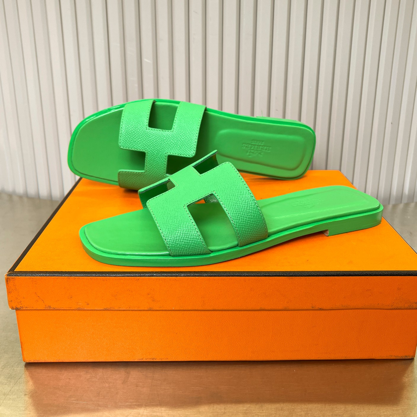 ua H**me5 oran sandal