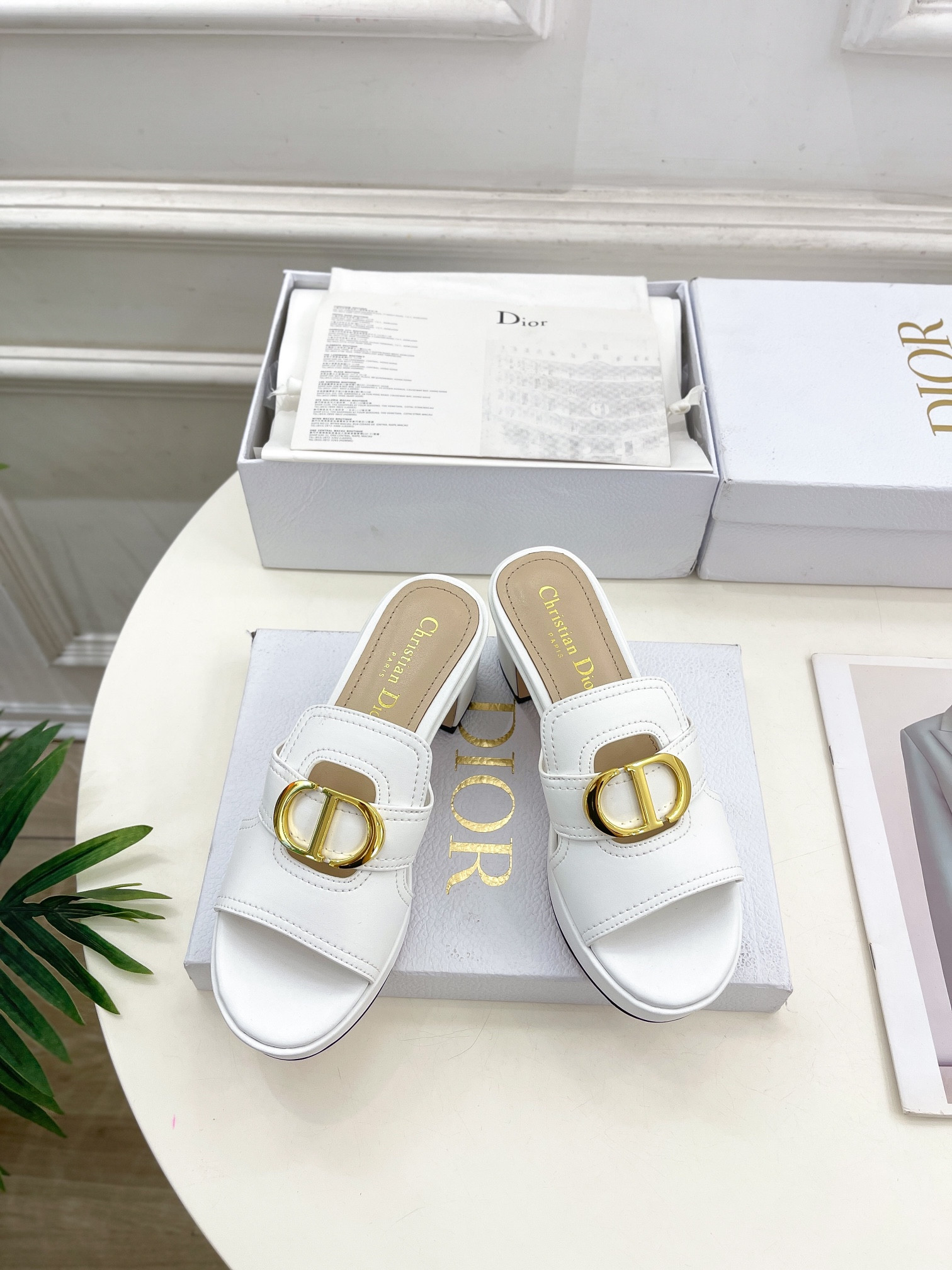 ua D*or 30 montaigne platform slide