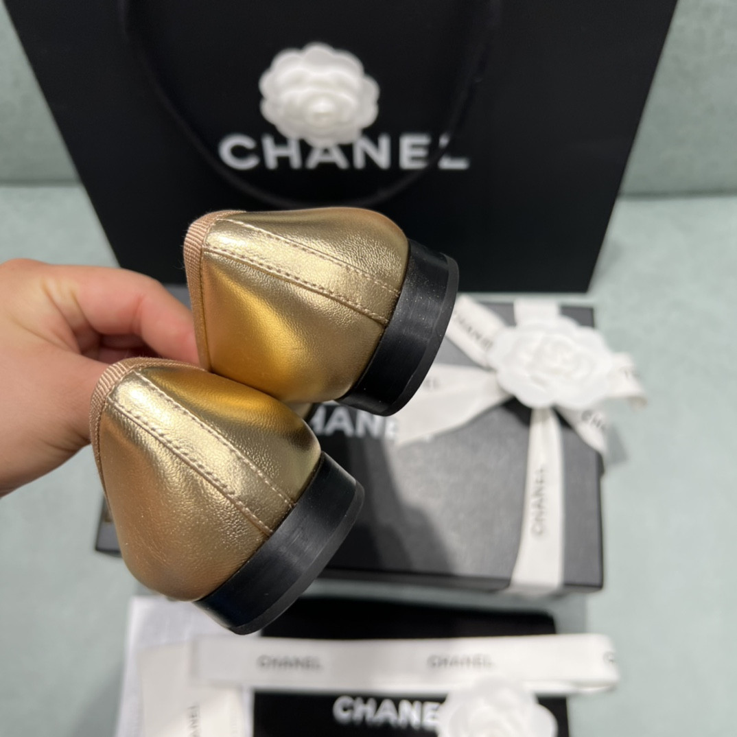ua Ch*el ballet flats