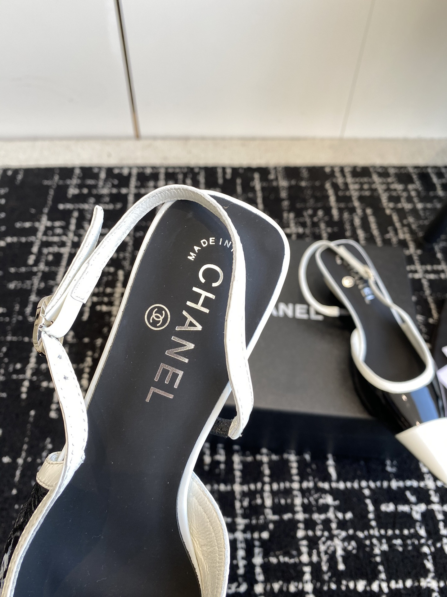 ua Ch*el slingbacks