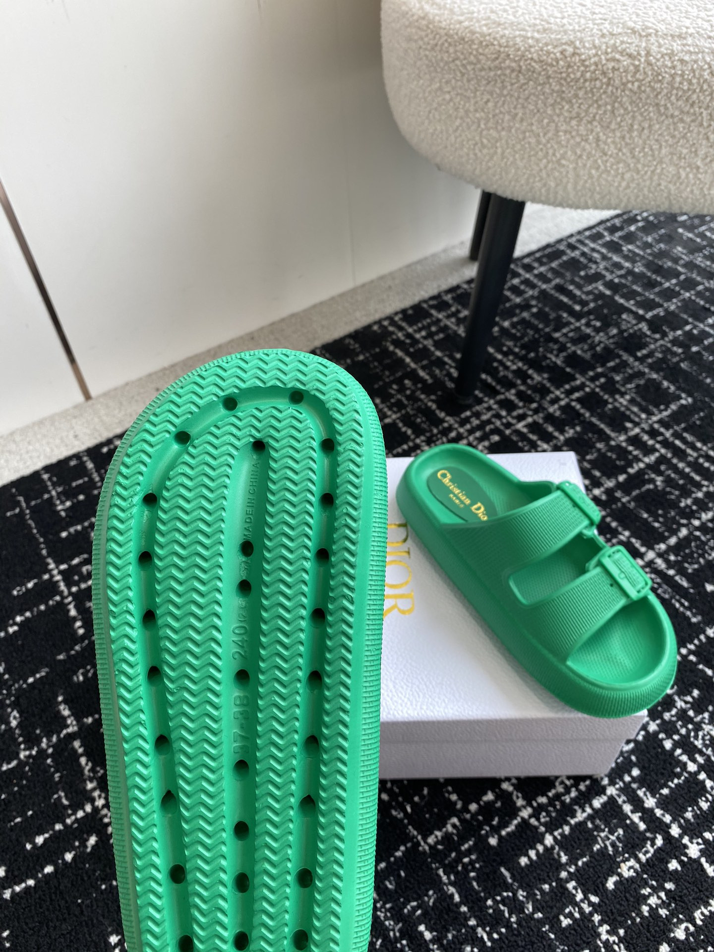 ua D*or slide