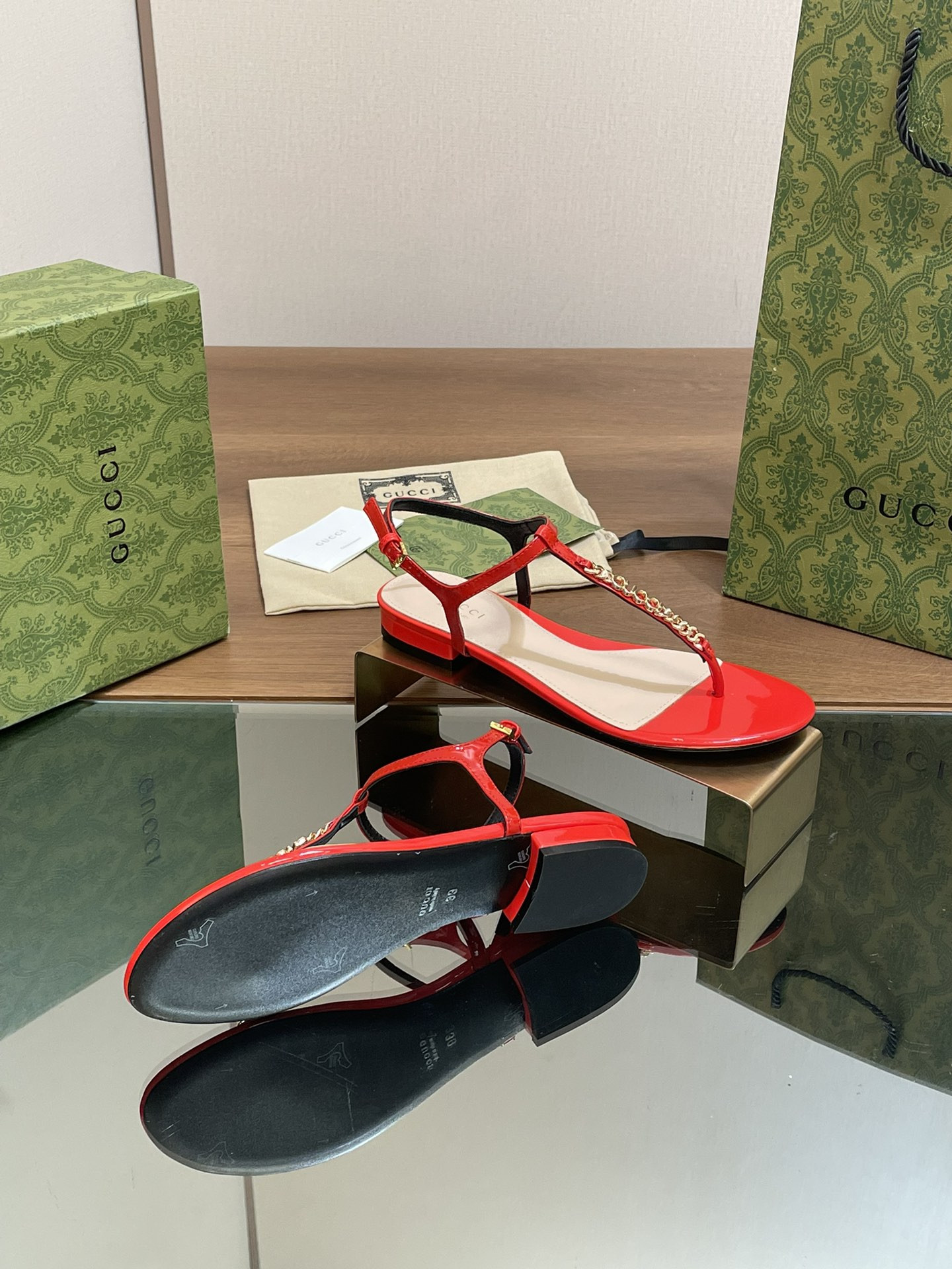 ua G*u*i signoria thong sandal