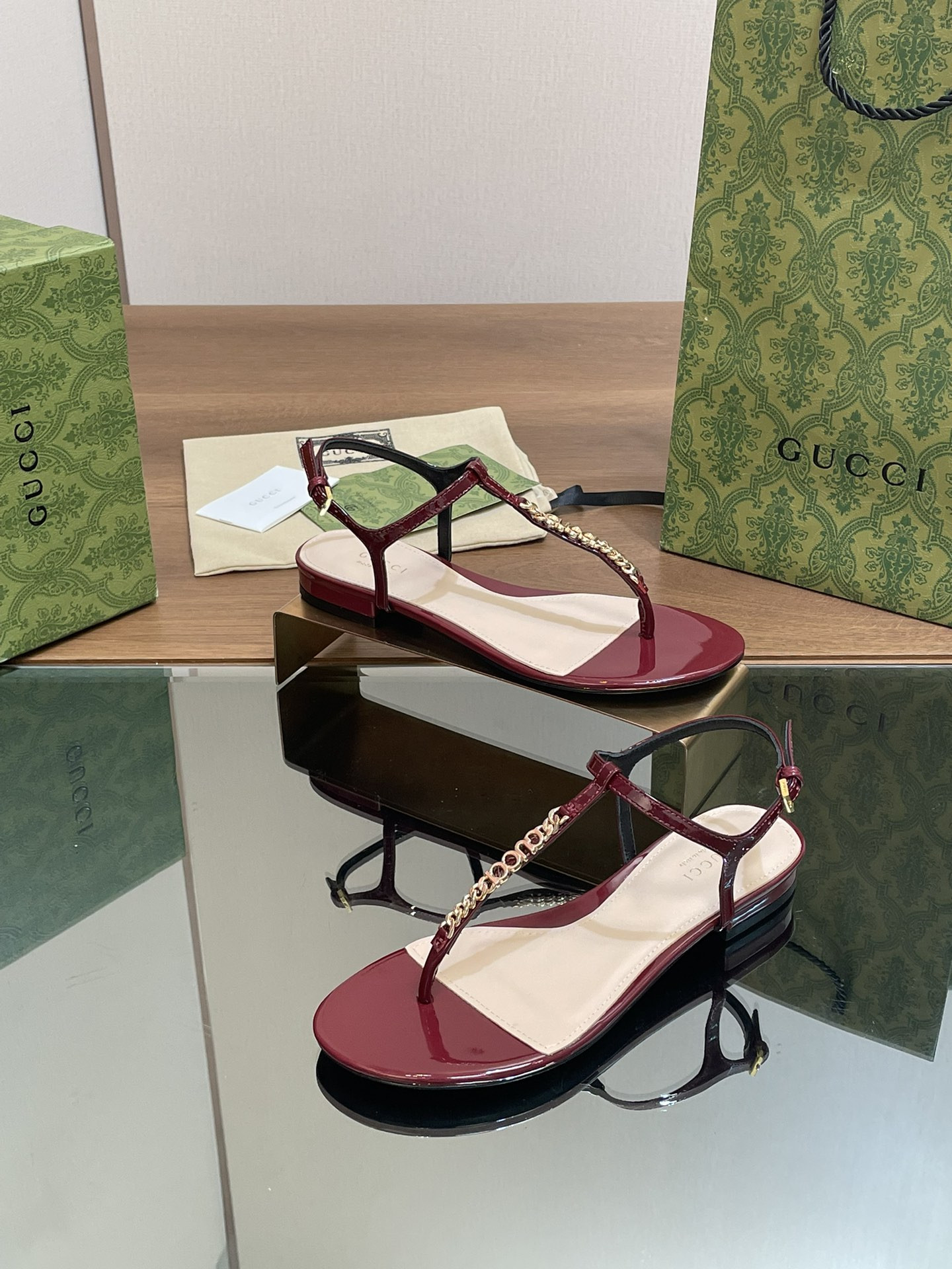 ua G*u*i signoria thong sandal