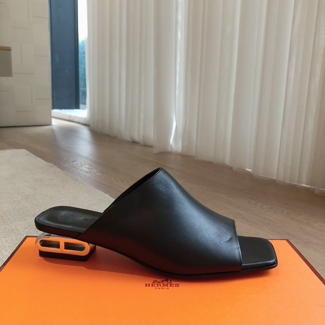 ua H**me5 sandal