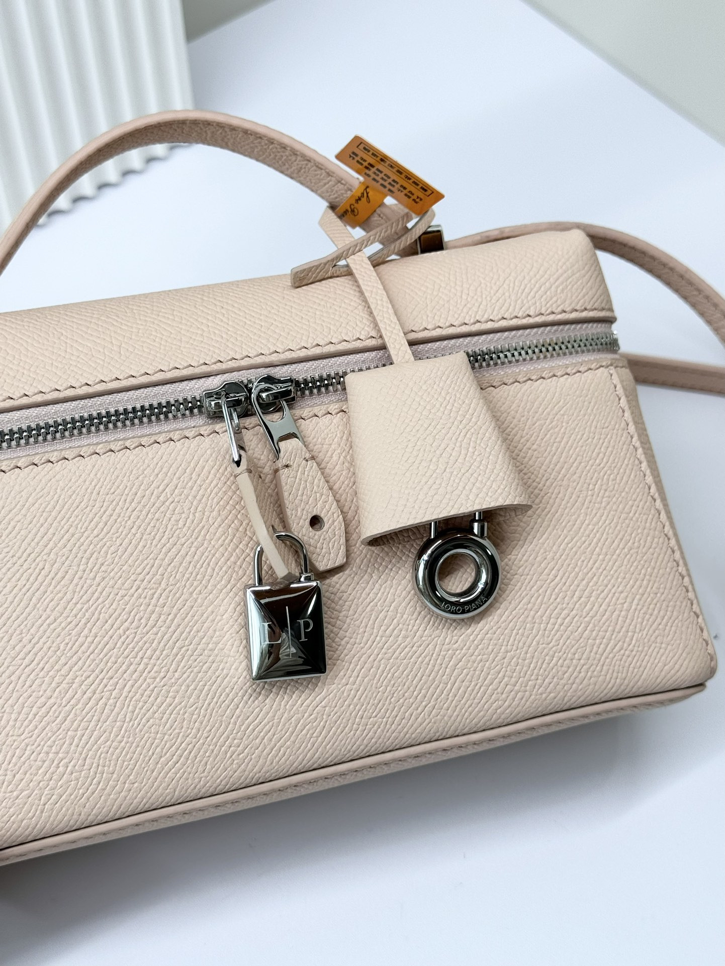 L**o p*ana extra pocket l19 grained calfskin 11 x 19 x 6.5 cm