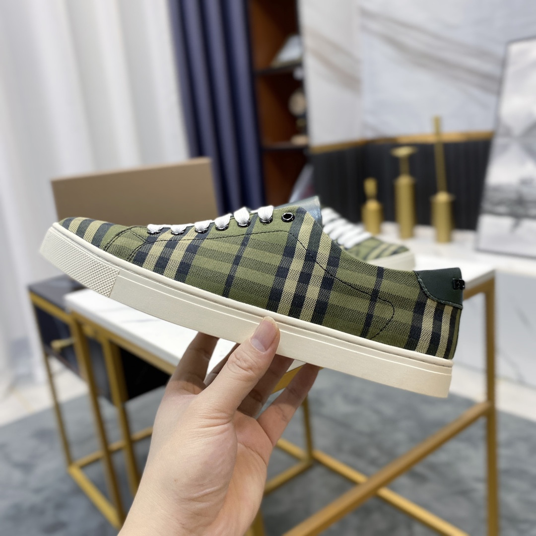 ua B**rry check and leather sneakers