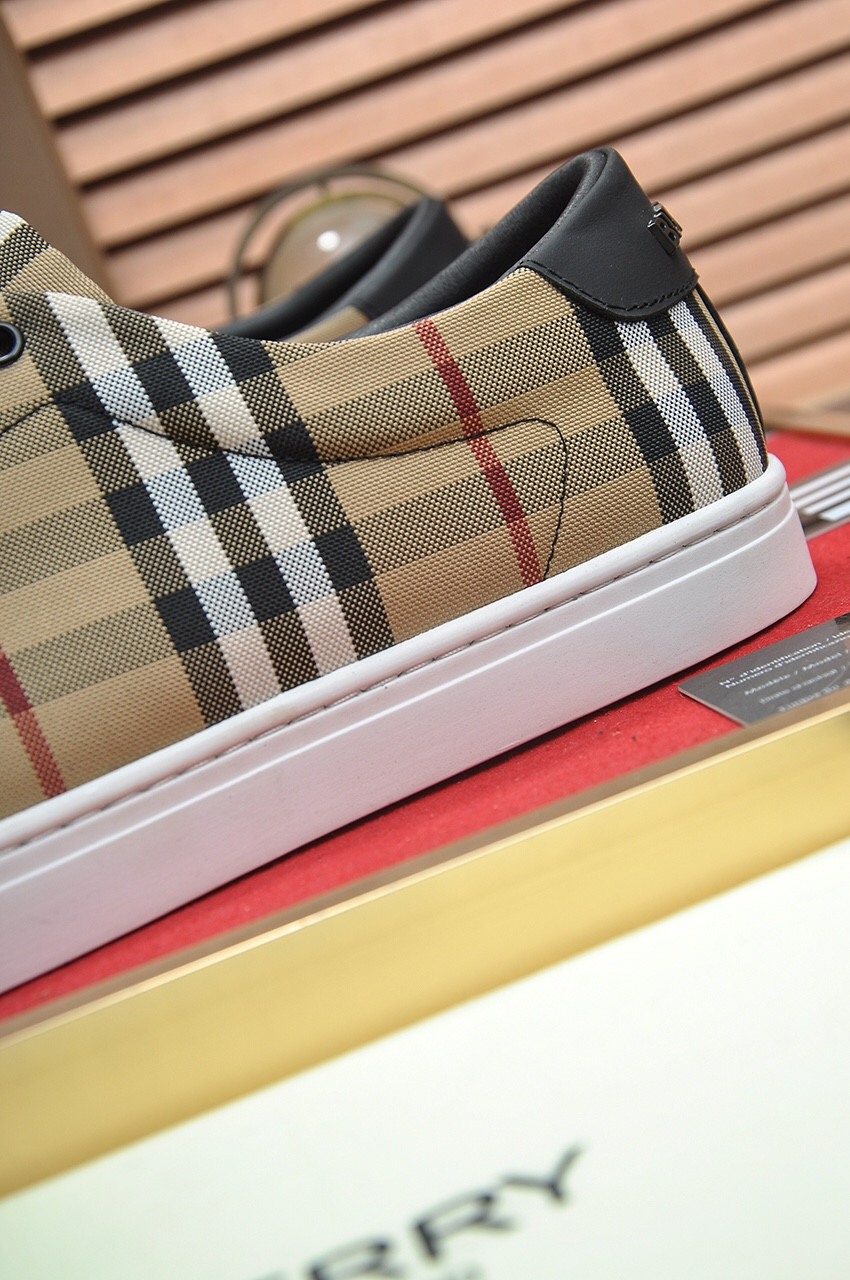 ua B**rry check sneakers