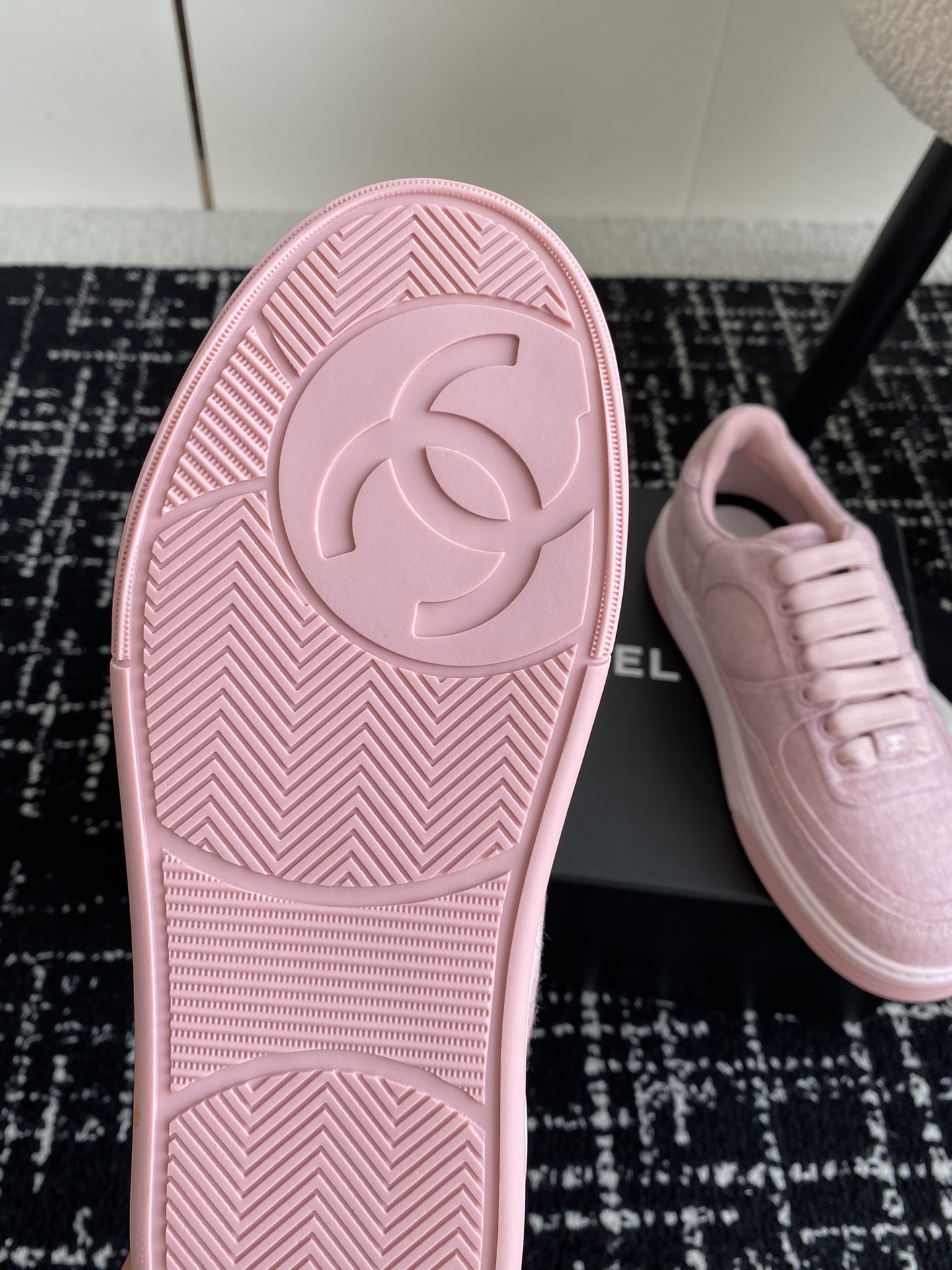 ua Ch*el sneaker