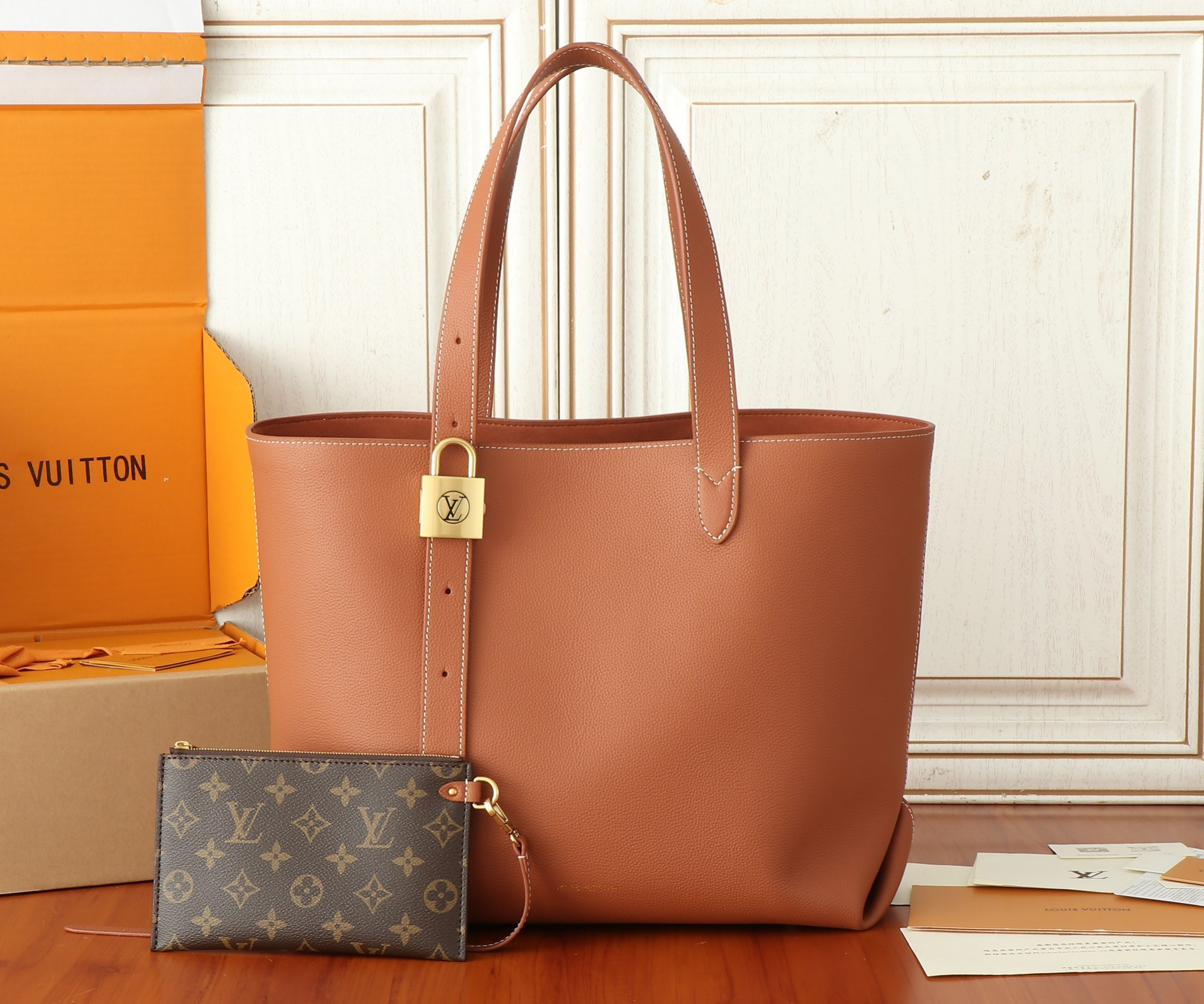 LV Low Key Cabas MM M25342 47x30x14cm