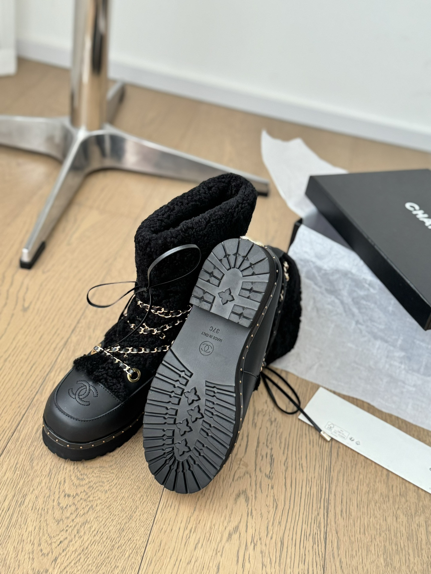 ua Ch*el snow boots