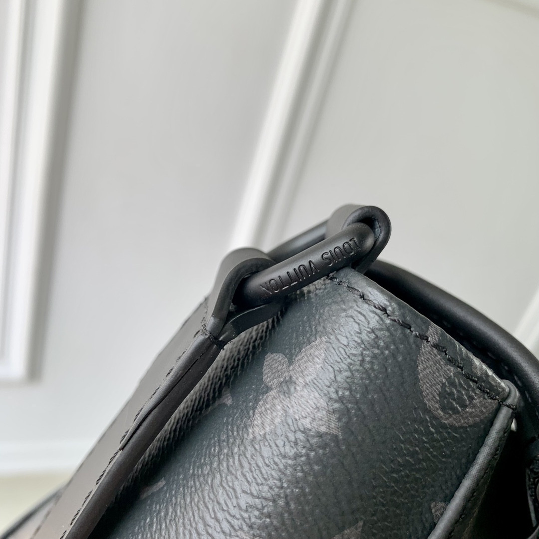 LV Pulse Messenger M12681 17 x 11 x 26.6 cm