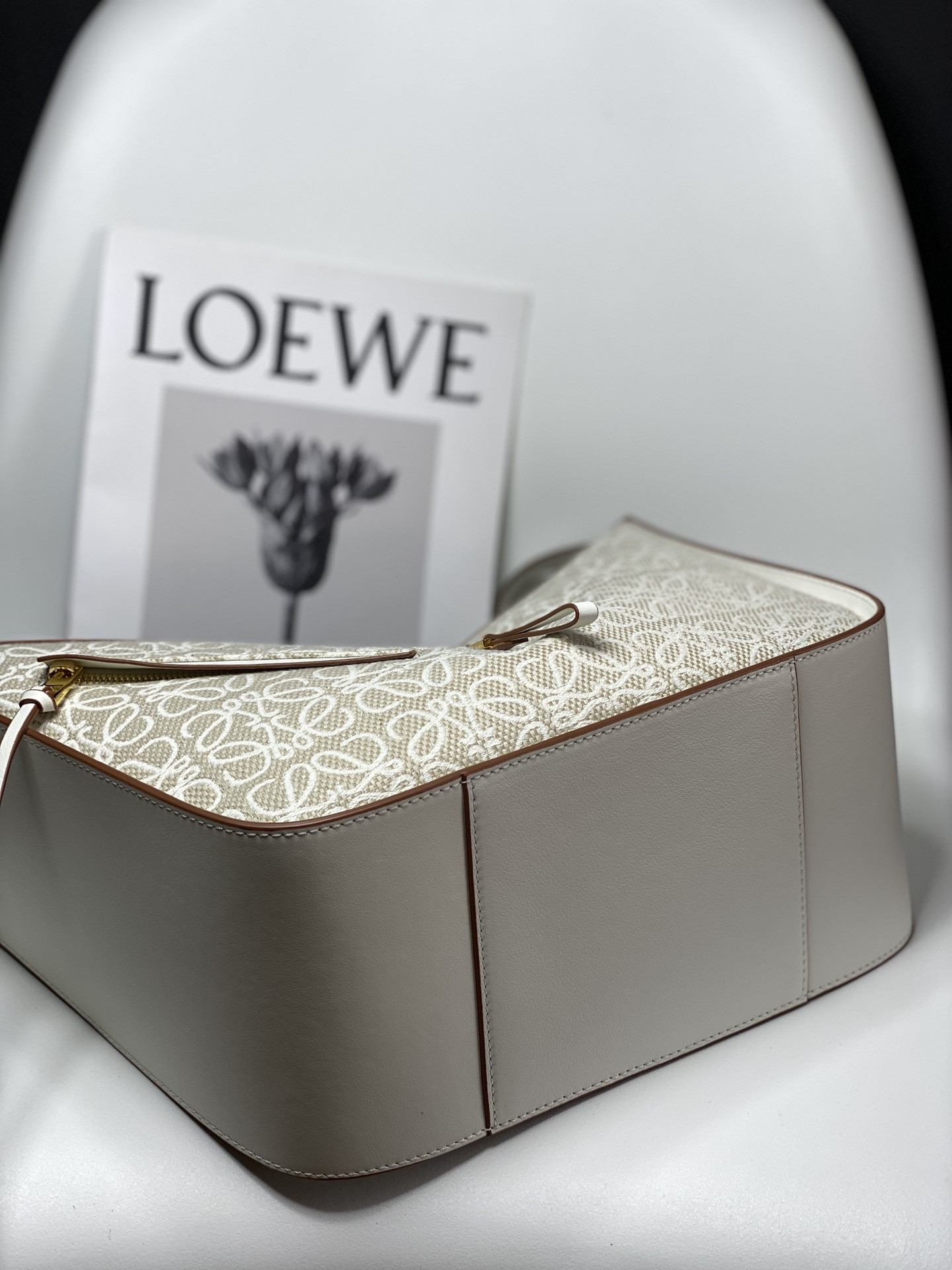 L0ew* small hammock bag in soft grained calfskin 30x13.5x25cm