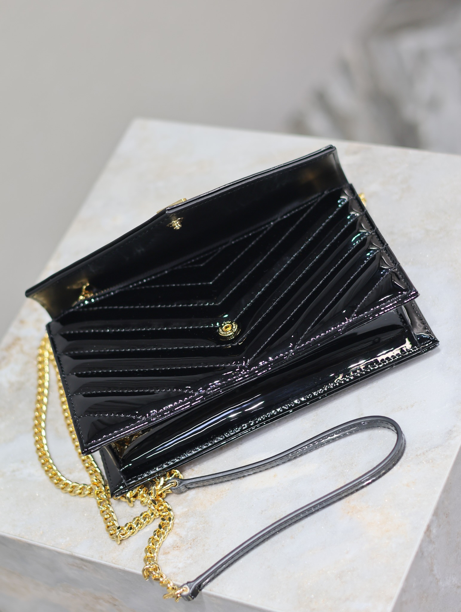 Y*L cassandra woc envelope chain wallet in patent leather 19 x 12.5 x 3.5cm