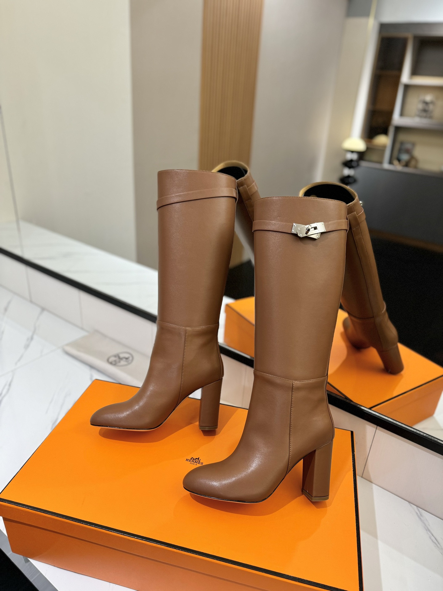 ua H**me5 jumping boots (heel height 8.5cm)