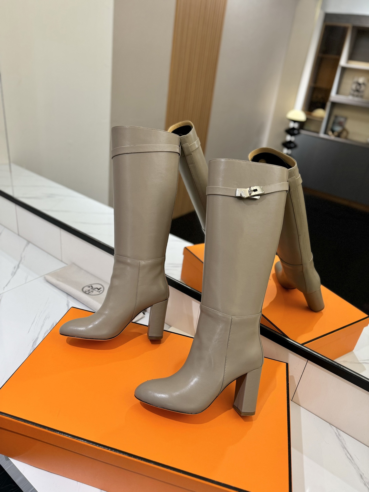 ua H**me5 jumping boots (heel height 8.5cm)