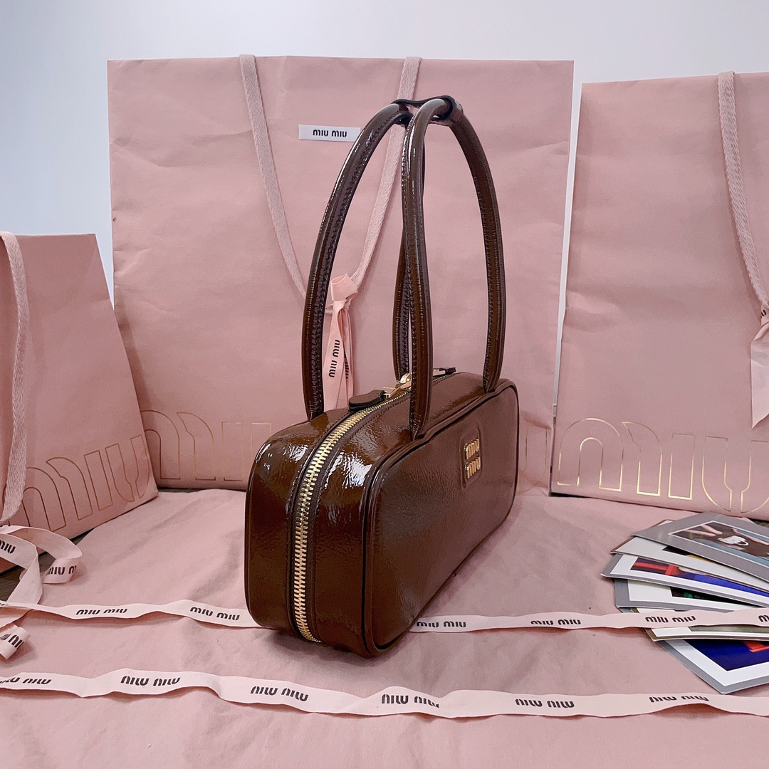 Miu Miu Beau naplak patent leather bag 12x27x8cm