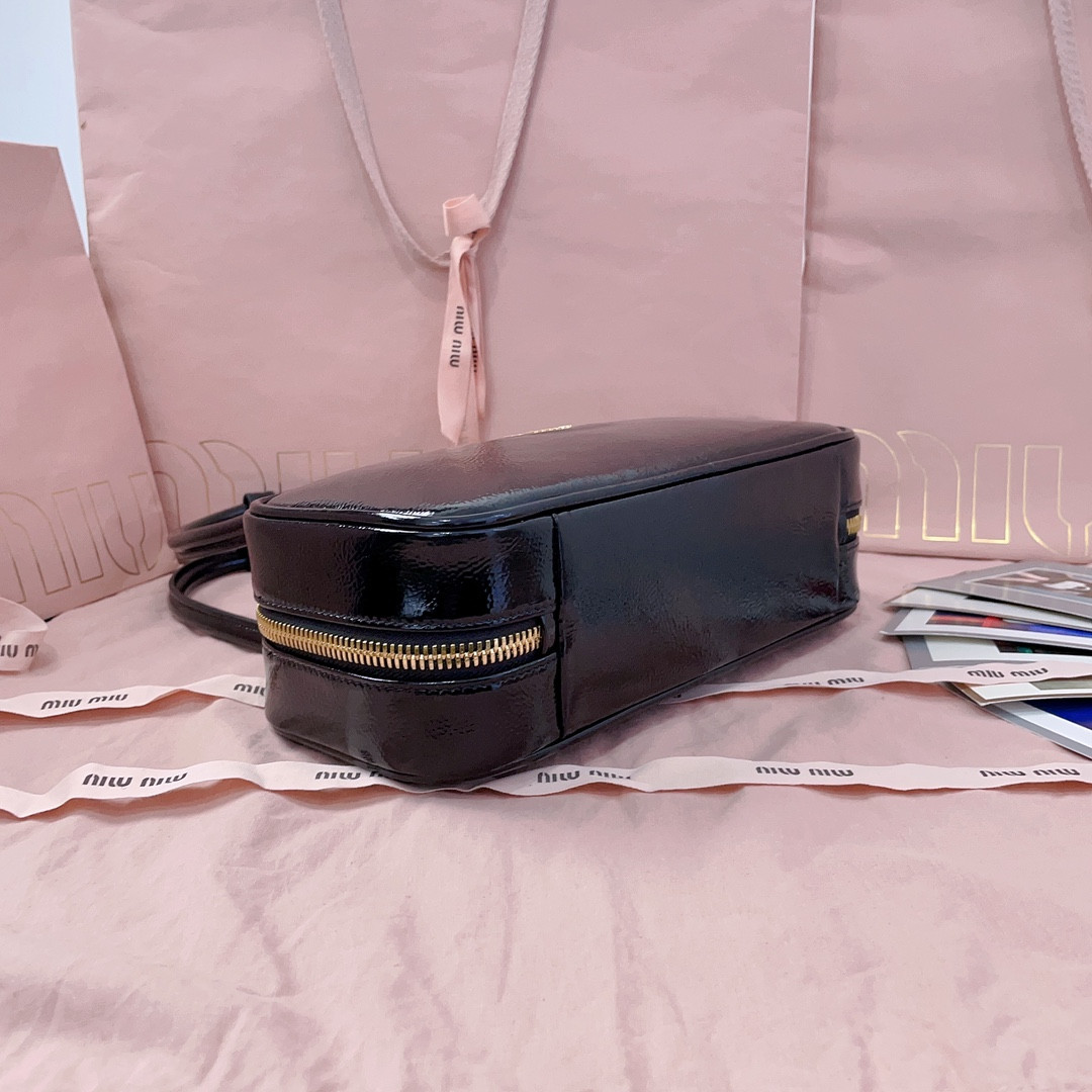 Miu Miu Beau naplak patent leather bag 12x27x8cm