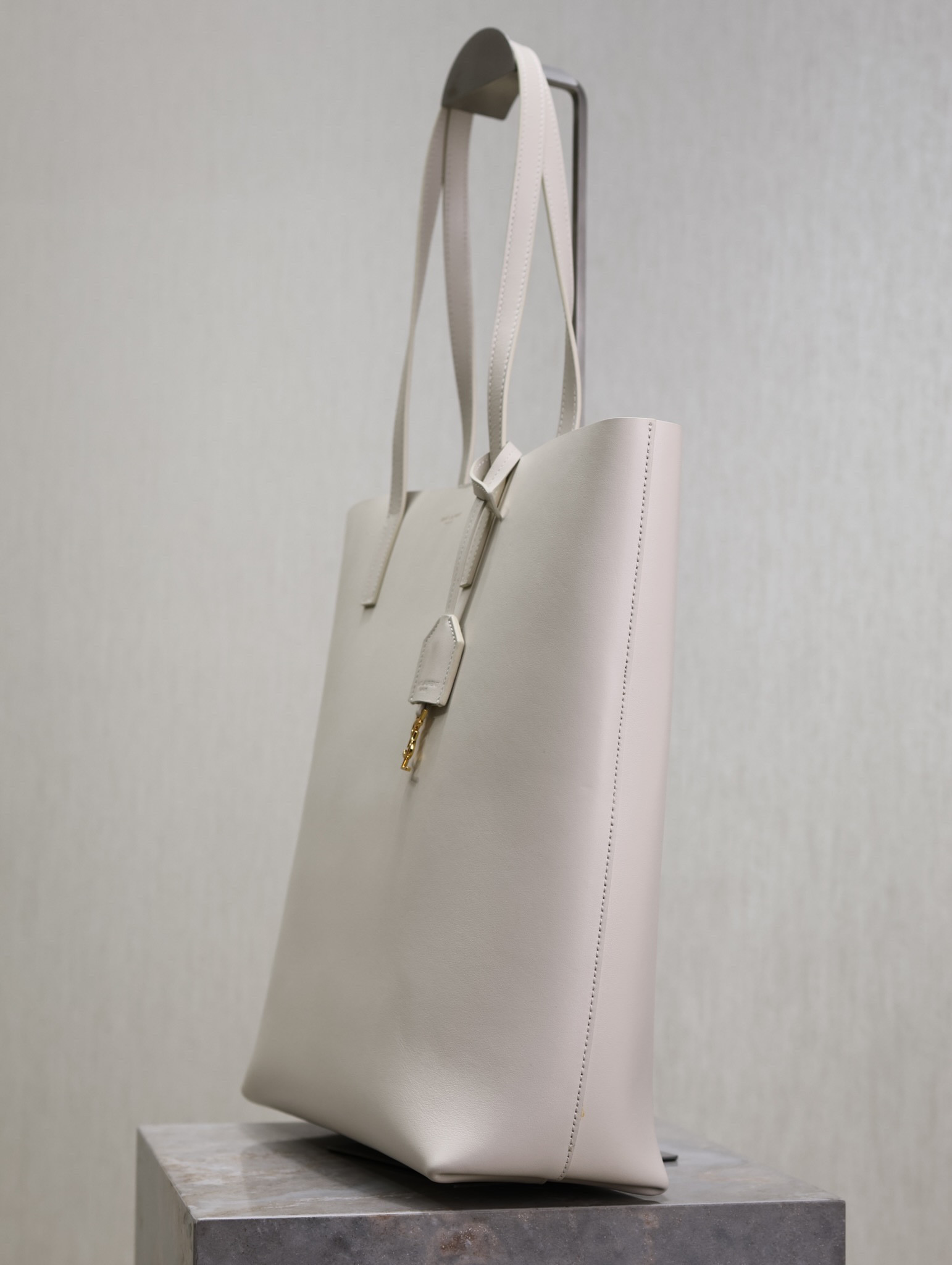y*l shopping Sa**t Lau*nt in leather 32.5×35×10.5cm